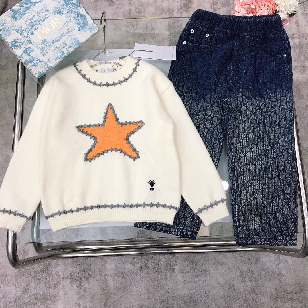 NO:575374,[Ready stock] DIO* knitted sweater suit ~ crochet Lucky Star pullover sweater with gradient printed logo jeans, imported loom customized crochet lace gray trim design ~ the fabric is super soft and delicate, selected blended high-quality sweater and sweater, jeans are lined with thin cotton, full of warmth ~ feel great!  The upper body has a high-end temperament, high version quality, simple and elegant style, the upper body is very good-looking, and the version is awesome size--130-140-150-160 [CM] Counter packaging 10, clothes, dior, jeans, sweaters,19860909【现货发】  DIO*针织毛衣套装 ～钩花幸运星套头针织衫渐变印花logo牛仔裤 进口织机定制钩花边灰色镶边设计～面料超级柔软细腻 精选混纺优质毛衣针织衫 牛仔裤内里夹薄棉 保暖度满满～手感超好！上身气质高级感十足高版本质量 简单大方款式 上身非常好看 版型超赞 size--130-140-150-160【CM】  专柜包装10,衣服,dior,jeans,sweaters,,Children's