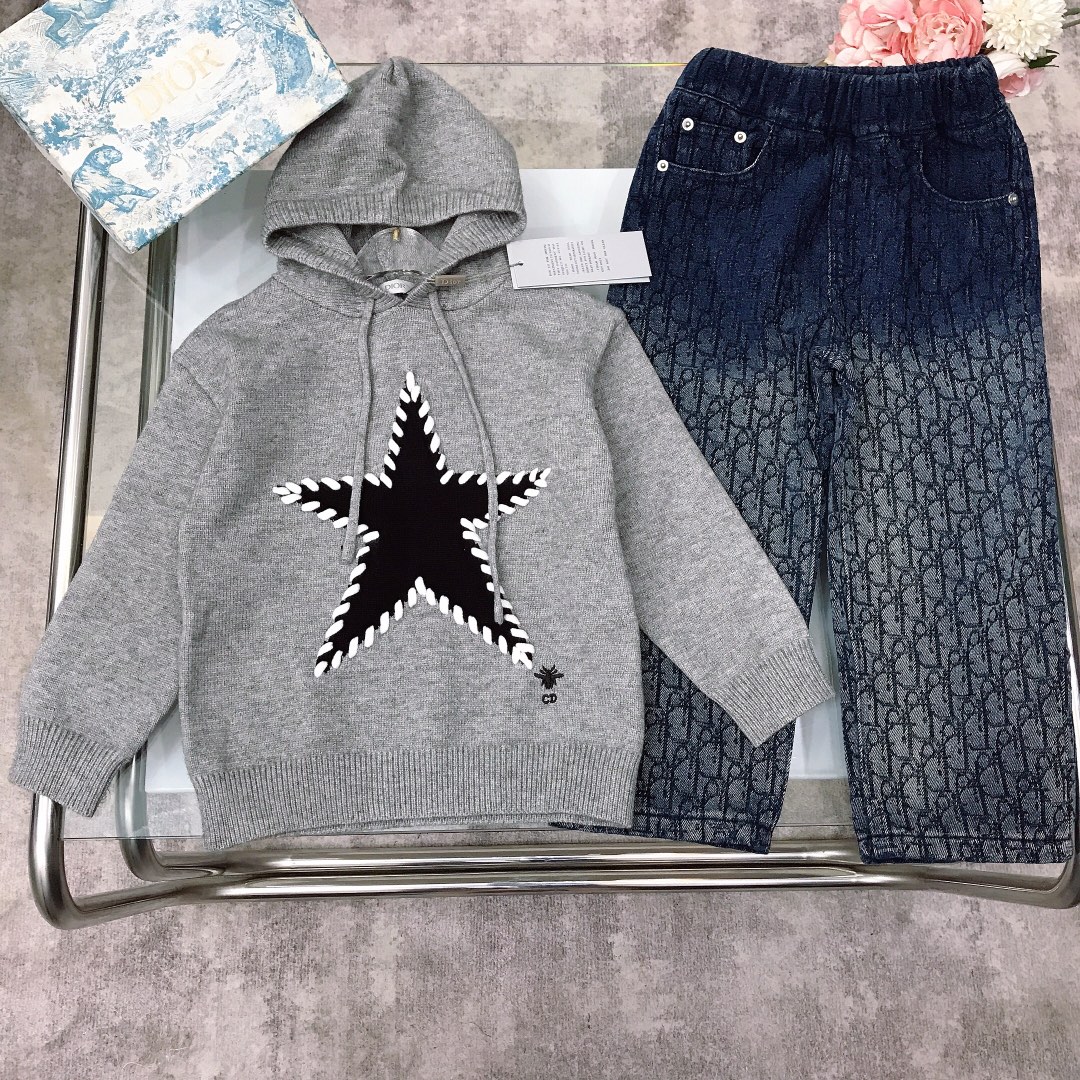 NO:579052,[Ready stock] DIO* knitted sweater suit ~ French retro star jacquard hooded pullover sweater with gradient logo printed jeans Handmade crochet lucky star pattern ~ The fabric is super soft and delicate. Selected blended high-quality sweater and sweater feels great!  The upper body has a high-end temperament, high version quality, simple and elegant style, the upper body is very good-looking, the version is awesome size--130-140-150-160 [CM], counter packaging 10, clothes, dior, jeans, sweaters, hats,19860909【现货发】  DIO* 针织毛衣套装～法式复古星星提花连帽套头毛衣渐变logo印花牛仔裤 纯手工钩针幸运星星图案～面料超级柔软细腻 精选混纺优质毛衣针织衫 手感超好！上身气质高级感十足高版本质量 简单大方款式 上身非常好看 版型超赞 size--130-140-150-160【CM】  专柜包装10,衣服,dior,jeans,sweaters,hats,,Children's