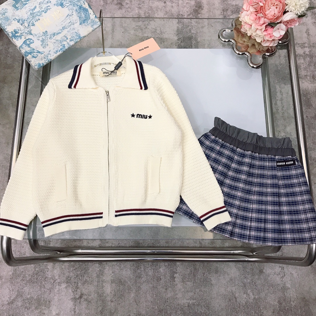 NO:579057,[Ready stock] miumiu girls' skirt~Sly flower sweater autumn casual zipper lapel cardigan plaid pleated skirt~red and black stripes contrasting splicing design on the airspace and hem. The fabric is super soft and delicate and feels great!  The whole set of upper body is full of high-end temperament, high version quality, simple and elegant style, the upper body is very beautiful, and the version is awesome size--130-140-150-160 [CM] Counter packaging 10, clothes, miumiu, skirts,19860909【现货发】   miumiu 女童套裙～狡花针织衫秋季休闲拉链翻领开衫格子纹百褶裙～领空和下摆的红黑条纹撞色拼接设计 面料超级柔软细腻 手感超好！整套上身气质高级感十足高版本质量 简单大方款式 上身非常好看 版型超赞 size--130-140-150-160【CM】  专柜包装10,衣服,miumiu,skirts,,Children's