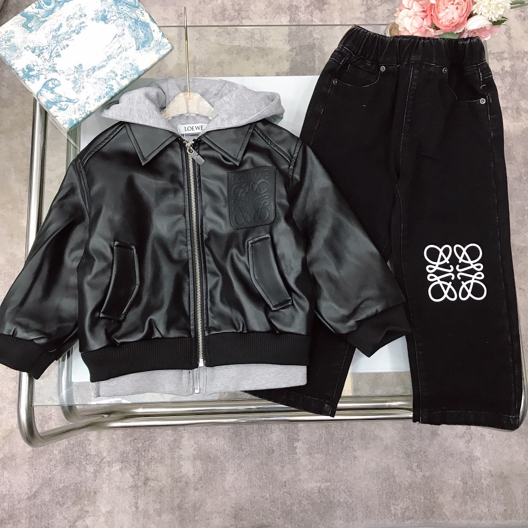 NO:579060,[Ready stock] size- LOEW* Luowei suit, hooded fake two-piece quilted leather jacket, washed craft jeans, casual and casual style wear ~ spliced sweatshirt design, the effect is super NICE ~ The compatibility of leather clothing and autumn and winter. The quilted warmth is full of silky, delicate and shiny high-end fashion style. It is made of imported high-end customized high-quality organic cotton fabrics. It is comfortable and breathable. The upper body effect is very good  Size-120-130-140-150-[CM] Need counter packaging, clothes, loewe, hoodie, sweatshirts, jeans, jackets & coats, leather jacket, hats,19860909【现货发】 size-  LOEW* 罗*威 套装 连帽假两件夹棉皮衣外套洗水工艺牛仔裤 休闲随意风格穿搭～拼接卫衣设计 效果超级NICE～ 皮衣和秋冬的适配度 夹棉保暖度满满丝滑细腻有光泽高级时髦款,采用进口高端定制精选优质有机棉面料 舒适透气 上身效果非常好 尺码-120-130-140-150-【CM】 需要专柜包装元,衣服,loewe,hoodie,sweatshirts,jeans,jackets & coats,leather jacket,hats,,Children's