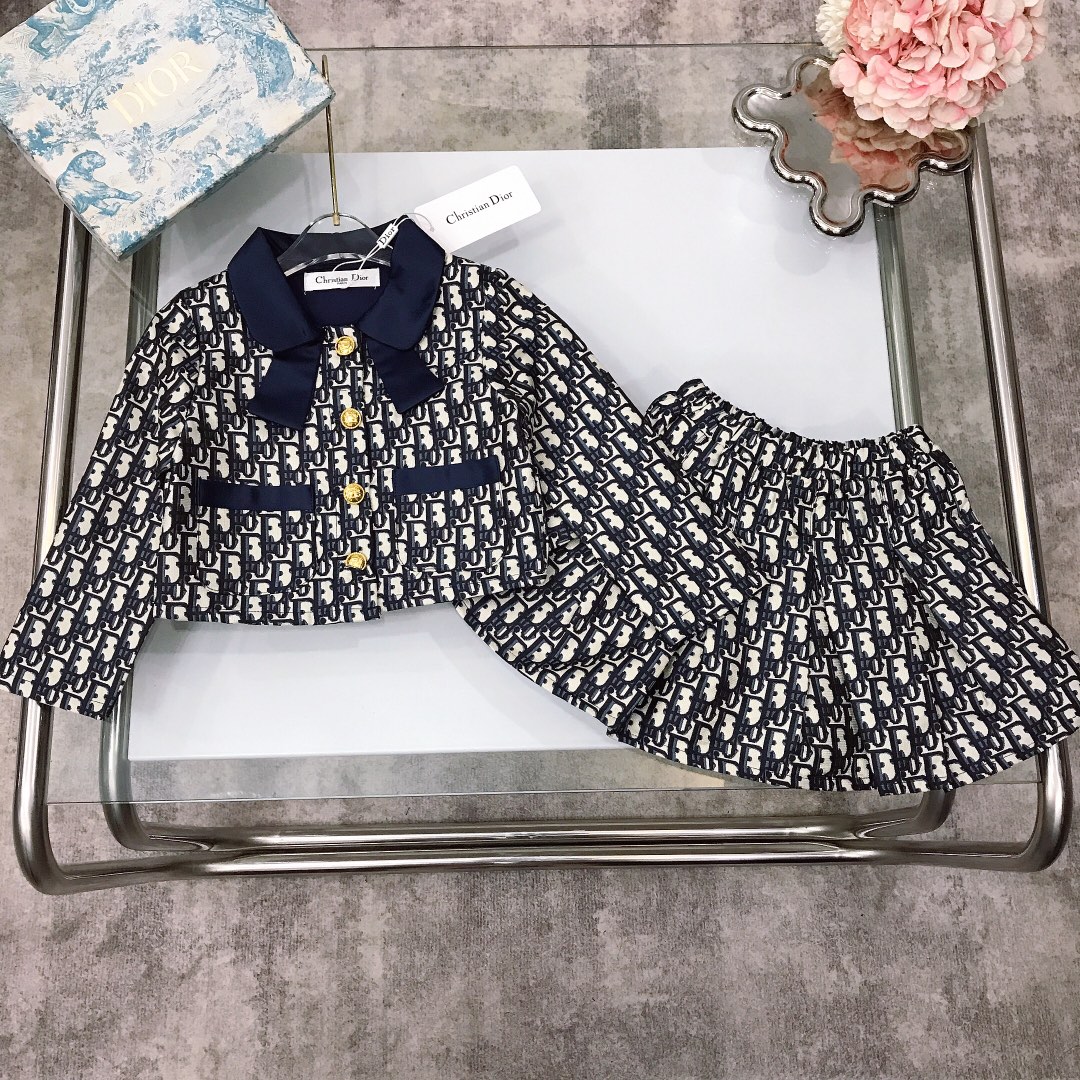 NO:575379,[Ready stock] Size 90- DIO* new autumn skirt ~ limited series [small lapel coat pleated skirt] new cabinet sync ~ exquisite comprehensive denim jacquard logo design small sexy short suit jacket with pleated skirt Made of pure cotton material soft and comfortable simple and fashionable craftsmanship visible high quality super stylish and good-looking size90--110-120-130-140-[CM]  Complete package of 10, clothes, dior, skirts, jackets & coats, business suit,19860909【现货发】  尺寸90-  DIO* 套裙秋季新款～限定系列【小翻领外套百褶半裙】柜子同步新款～精致全面牛仔提花logo设计小性感短款西装外套搭配百褶短裙 纯棉面料材质制作 柔软舒适 简约时尚 工艺叠加 看得见的高品质 超级有型又好看 size90--110-120-130-140-【CM】 全套包装10,衣服,dior,skirts,jackets & coats,business suit,,Children's