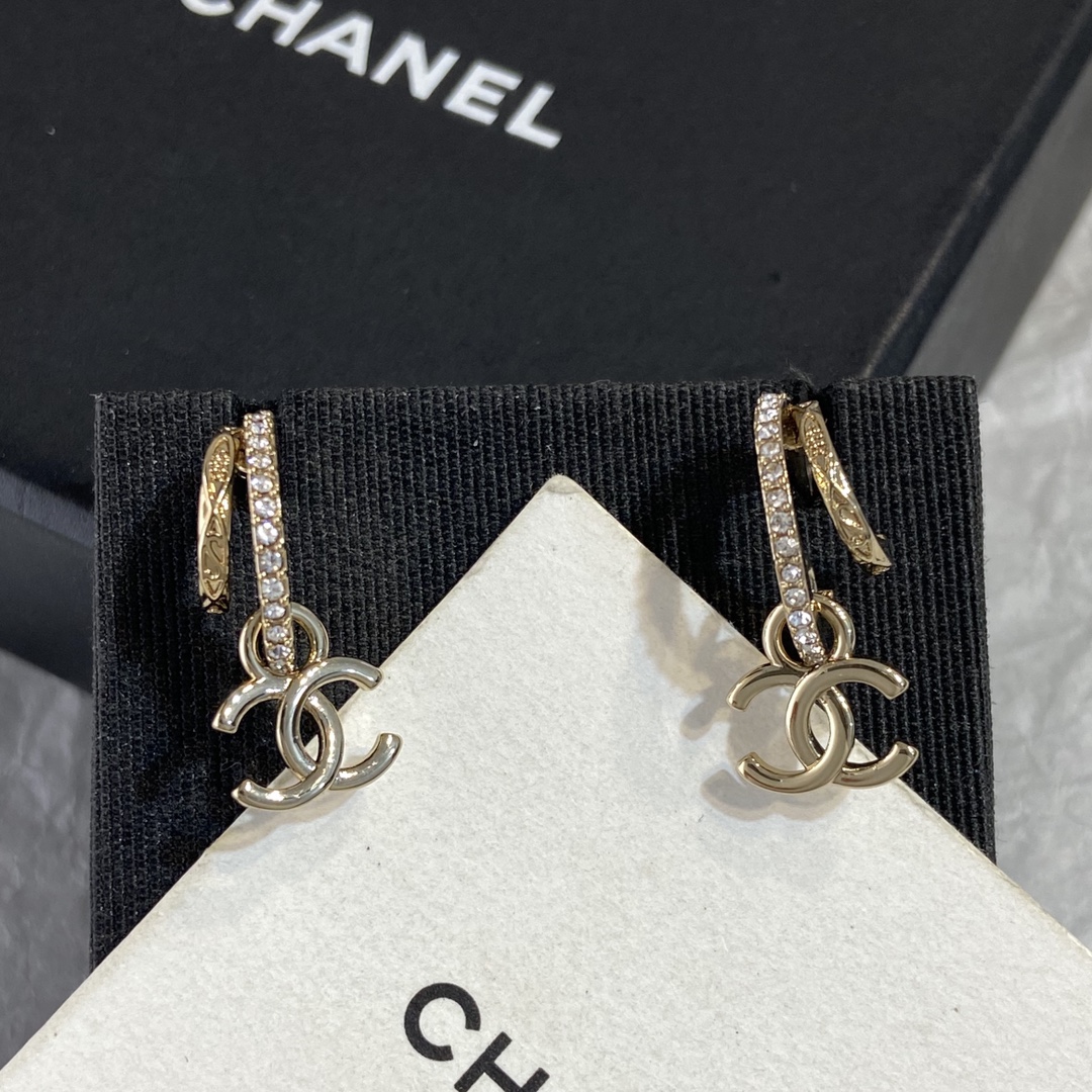 【XE0593】 【CH@NEL 香@儿 Pendientes asimétricos de textura】 [Guau] ¡Unos pendientes muy especiales! Letras de cristal desal…