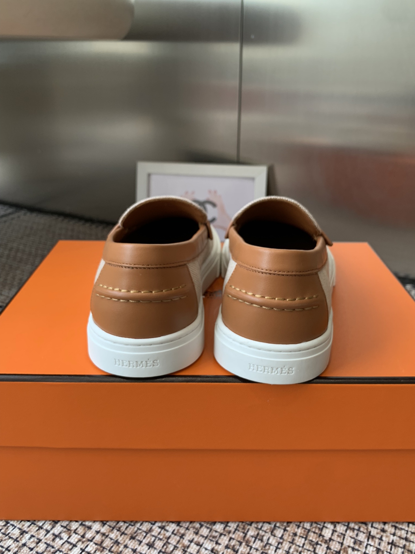  350💰
Hermes 爱马仕 经典H 情侣款👫乐福鞋 

英伦复古设计 经久不衰 休闲 简约风格免系带休闲运动鞋 舒适 休闲 百搭  

面料:  牛反绒/小牛皮 内里:  羊皮内里  大底:  原版开模大底

码数：35-45（女40 男45订做）