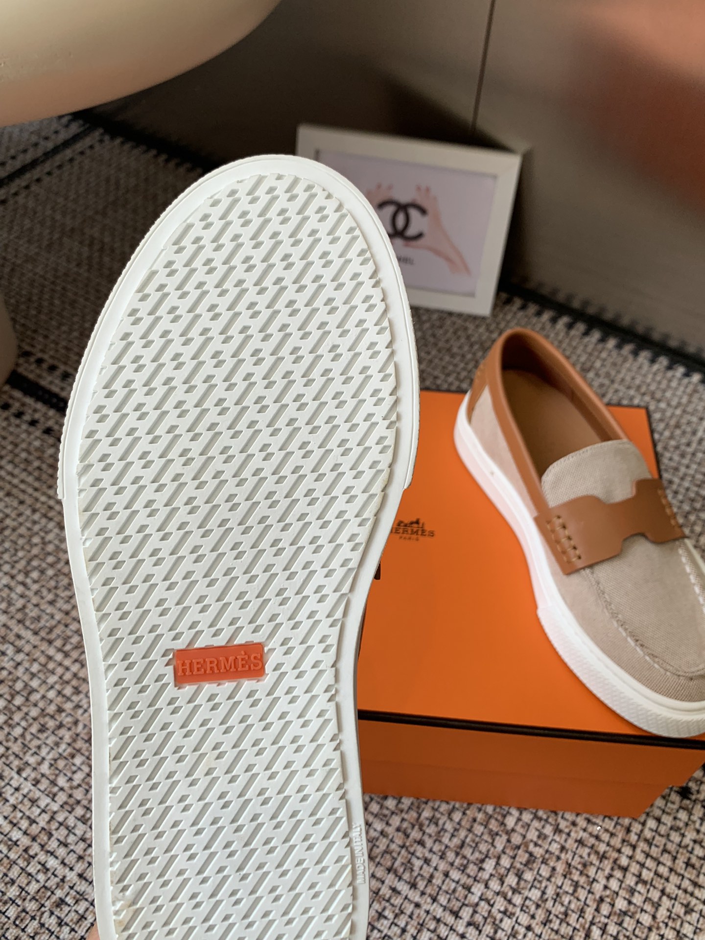  350💰
Hermes 爱马仕 经典H 情侣款👫乐福鞋 

英伦复古设计 经久不衰 休闲 简约风格免系带休闲运动鞋 舒适 休闲 百搭  

面料:  牛反绒/小牛皮 内里:  羊皮内里  大底:  原版开模大底

码数：35-45（女40 男45订做）