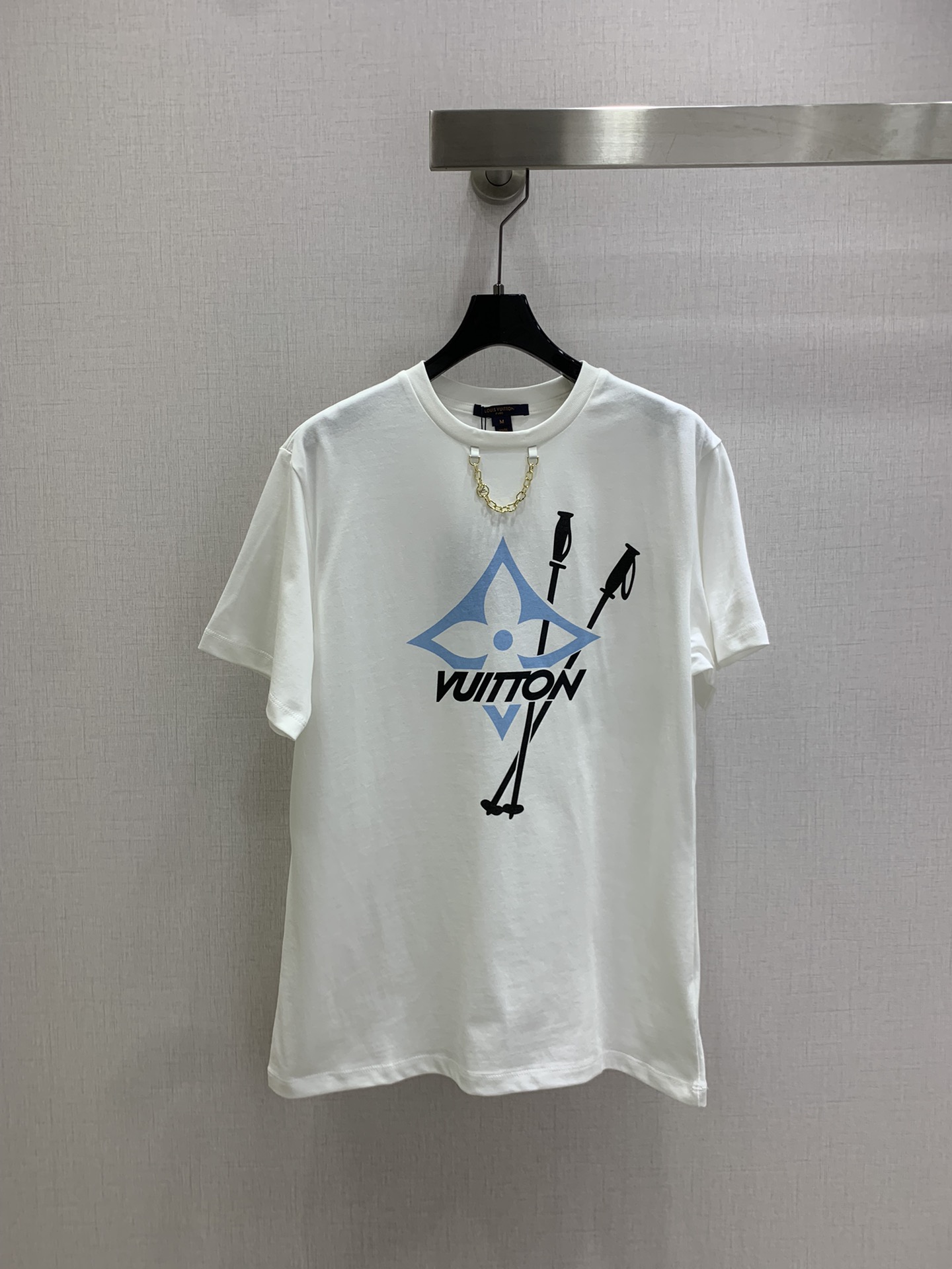 NO:562684,Highly recommended LV*2025 new autumn and winter chain round neck printed short-sleeved T-shirt  Ski Series # Customized YB twill cotton material, breathable and comfortable, full of texture, regular short-sleeved T-shirt cut, highlighting the brand style, made of heavyweight pure cotton, full of drape, showing a slimming visual effect. The printing process is used to restore the color on the chest, and the key colors create a three-dimensional appearance of the four-leaf clover outline, interspersed with the cane pattern, the style echoes the letter chain printed on the neckline, making the sense of fashion and high-end immediately appear, creating a fashionable and relaxed personality, and it is stylish and stylish when worn alone or inside. One color SML code  High quality ABC,,louis vuitton,T-shirt,tees,t-shirt,alexander wang19860909强烈推荐 LV*2025秋冬新款 链条圆领印花短袖T恤 滑雪系列#定制YB斜纹全棉材质,透气舒适,质感十足,常规短袖T恤裁剪,凸显品牌格调,采用克重纯棉制成,垂坠感十足,呈现显瘦视觉效果.胸前利用印花工艺还原色彩,重点色打造四叶草外轮廓立体感,穿插手杖图案,风格与领口印刻字母链条呼应,让时尚高级感立刻显现,打造个性时髦松弛,单穿内搭都出彩时髦.一个色 SML码 高品质ABC,,louis vuitton,T-shirt,tees，t-shirt,alexander wang,Women's clothing