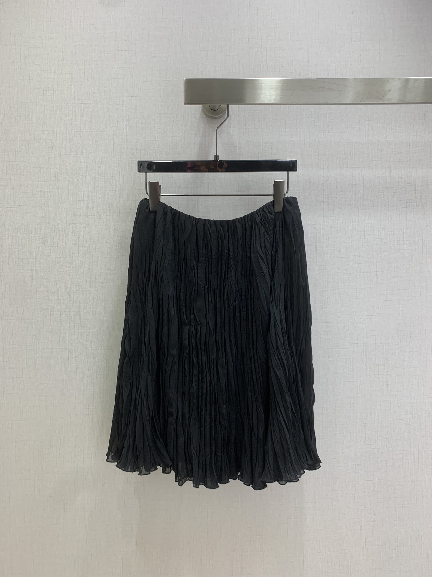 NO:562689,Highly recommended LOE*2025 new autumn and winter high-waisted pleated skirt. Customized YB imported material, glossy texture, elegant and comfortable. Pleated skirt cut, using three-dimensional tailoring and fabric style. The waist elastic band does not restrict the figure. Simple and fashionable, easily showing elegant style. The slightly expanded fishtail skirt is fully placed, swings elegantly, the upper body is slim and the legs are long, elegant and fashionable. One color SMLXL code  High quality ABC,,loewe,skirts,alexander wang19860909强烈推荐 LOE*2025秋冬新款 高腰褶皱半裙 定制YB进口材质,质感光泽,飘逸舒适,压褶半裙裁剪,利用立体剪裁和面料格调,腰边弹力带不限制身材,简约时尚,轻松彰显优雅格调,微微外扩的鱼尾裙摆放量充分,摆动飘逸,上身显瘦超显腿长,优雅时尚.一个色 SMLXL码 高品质ABC,,loewe,skirts,alexander wang,Women's clothing