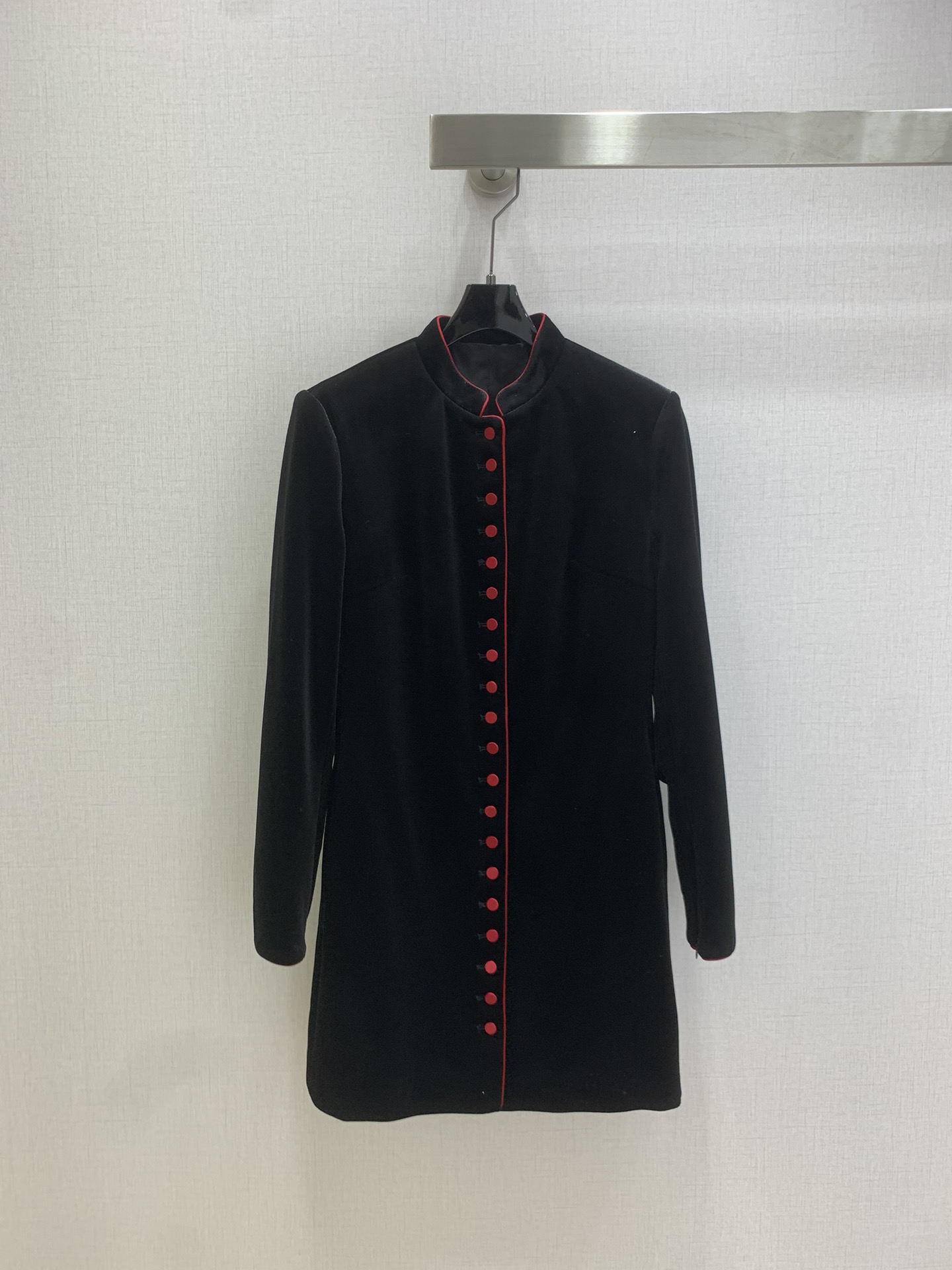 NO:562686,Highly recommended DIO*2025 new autumn and winter stand collar velvet mid-length coat  Customized YB imported velvet material, glossy texture, smooth and comfortable, straight cut, with moderate length, giving a Chinese-style celebrity effect. The small stand-up collar extends to the front placket and is decorated with rose pink edges. It echoes the color of the half- placket buttons to highlight the haute couture brand style. It is made of heavyweight velvet and has a sense of weight. It is drapey and elegant and has a slimming visual effect. The zipper cuffs are adjustable, the design is highlighted, and the temperament is fashionable. One color SMLXL code  High quality ABC,,dior,jackets & coats,alexander wang19860909强烈推荐 DIO*2025秋冬新款 立领丝绒中长外套 定制YB进口丝绒材质,质感光泽,垂顺舒适,直筒裁剪,搭配适中长度,穿出中式名媛效果,小立领延伸至前襟以玫粉色包边装饰,配合半开襟纽扣颜色呼应,凸显高定品牌格调,采用克重丝绒制成,份量感十足,垂坠飘逸自带显瘦视觉效果,拉链袖口可调节,设计感凸显,气质时髦.一个色 SMLXL码 高品质ABC,,dior,jackets & coats,alexander wang,Women's clothing