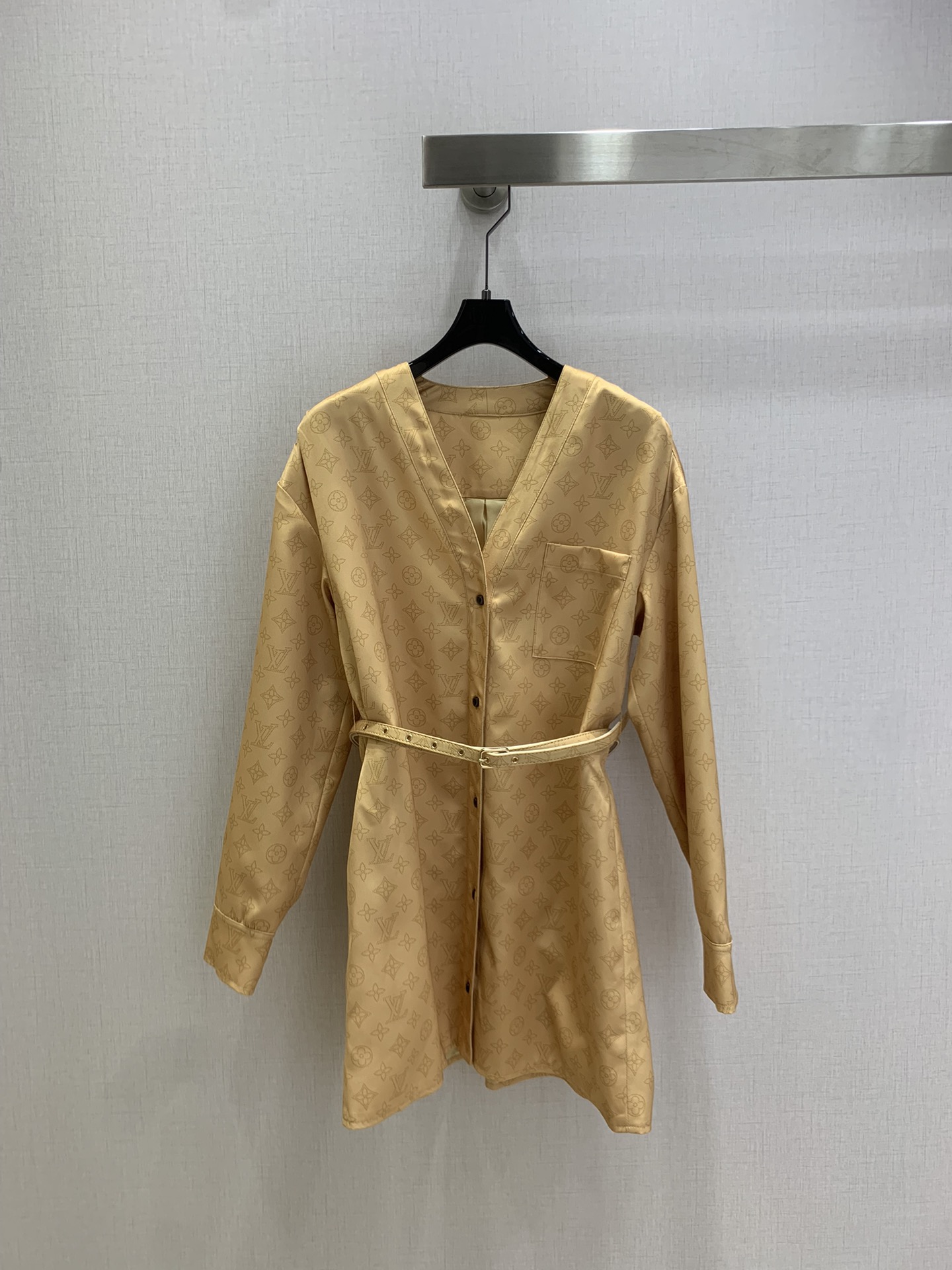 NO:562682,Highly recommended LV*2025 new autumn and winter printed belt dress with penetration printing  Customized YB imported thick twill material, comfortable and delicate texture, waist-cinching dress shape, neat and slim fit, V-button placket, straight-cut belt to tighten the waist, short style with large swing, which highlights the waist and hip lines, all-over four-leaf clover elements and letter patterns, highlighting the brand's sense of sophistication, with chest pockets, the upper body is full of fashion and elegance, for daily commuting and vacation. Easily worn to give a foreign style. One color SMLXL code  High quality ABC,,louis vuitton,skirts,alexander wang19860909强烈推荐 LV*2025秋冬新款 印花腰带连衣裙 渗透印花 定制YB进口斜纹稠材质,质感舒适细腻,收腰连衣裙版型,裁剪利落修身,V字纽扣开襟,直筒立裁配腰带起到收腰效果,短款大摆灵动飘逸,更凸显腰胯线条,通体满铺四叶草元素和字母图案,凸显品牌精致感,配合胸前口袋上身充满时尚优雅气息,日常通勤度假.轻松穿搭出洋气感 一个色 SMLXL码 高品质ABC,,louis vuitton,skirts,alexander wang,Women's clothing