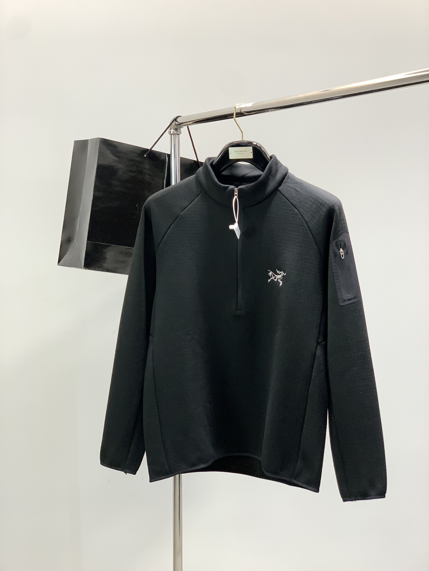 NO:599798,, ARCTERYX, 2025 autumn and winter AW new products, fashionable casual velvet tops, available at counters, original orders, imported original fabrics, extremely complex craftsmanship, visually very elegant and fashionable, noble and elegant, from the main fabric to the detailed craftsmanship, highlighting the ingenuity of fashion, 2 colors recommended, size M-3XL, arc'teryx, alexander wang19860909,ARCTERYX 始祖鸟,2025秋冬AW新品,时尚休闲绒上衣,专柜同步有售,原单狠货,进口原版面料,工艺极度复杂,视觉相当雅致时髦,高贵而优雅,从主体面料到细节工艺,彰显时装的匠心所在,2色推荐,码数M-3XL,arc'teryx,alexander wang,Men's clothing