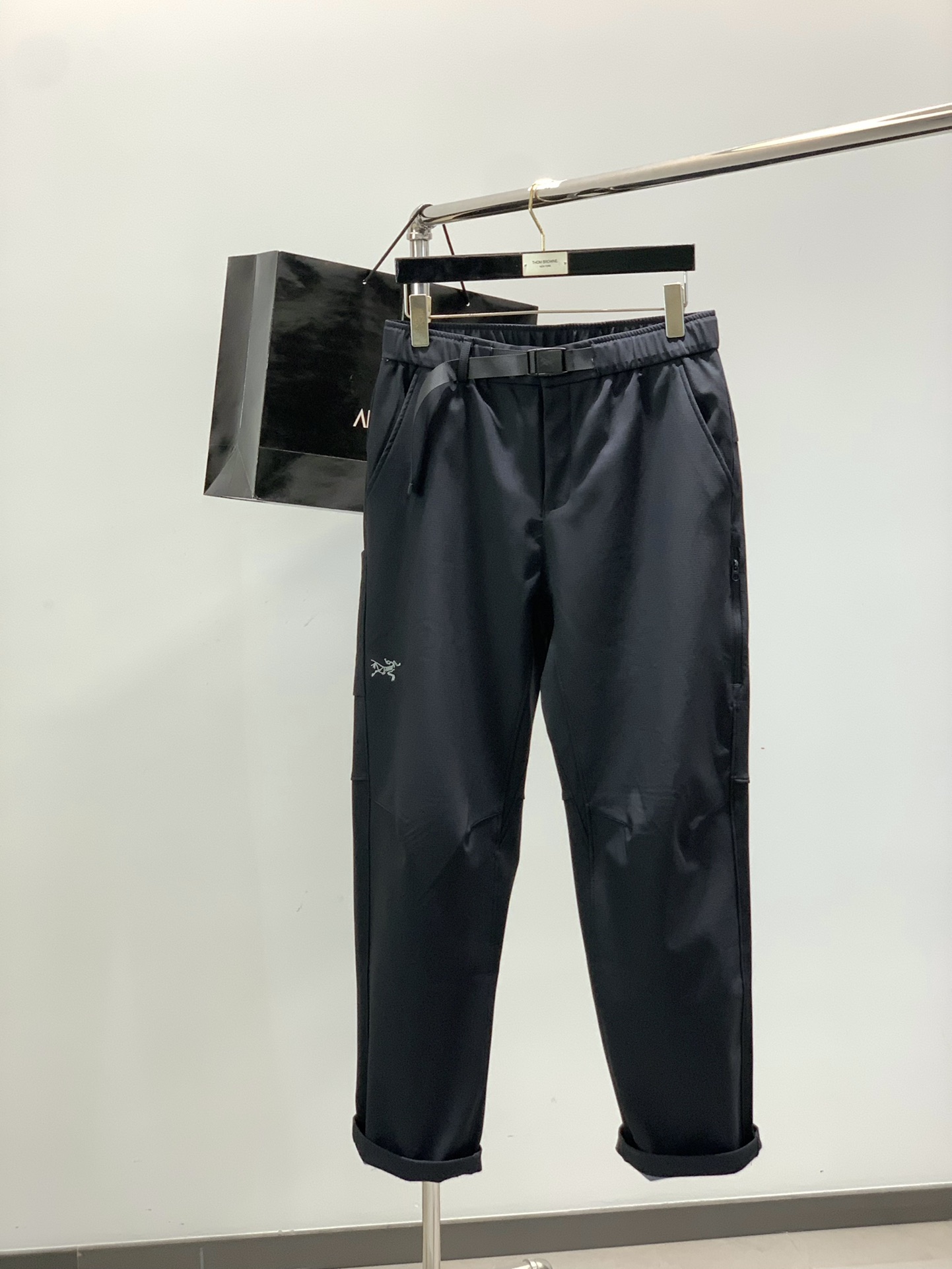 NO:599795,, ARCTERYX, 2025 autumn new product, fashionable casual pants, available at the counter simultaneously, original order, imported original fabric, top embroidery crafts letter pattern logo, extremely high grade, easy to match, handsome and stylish upper body, 2 colors recommended, size M-4XL, arc'teryx, alexander wang19860909,ARCTERYX 始祖鸟,2025秋季新品,时尚休闲裤,专柜同步有售,原单狠货,采用进口原版面料,顶级刺绣工艺字母图案logo,档次极高,从容百搭,上身帅气有型,2色推荐,码数M-4XL,arc'teryx,alexander wang,Men's clothing