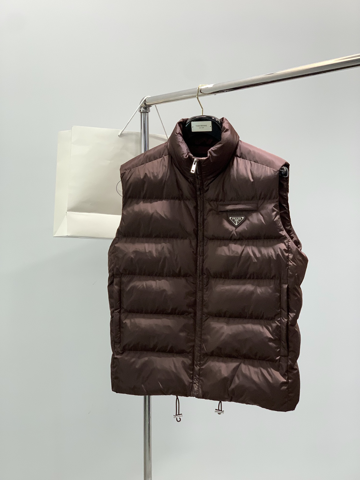 NO:646466,, PRADA, the latest winter products, available at counters simultaneously, fashionable and casual down vest, imported original fabrics, extremely complicated workmanship, the only channel that can be used as a purchasing agent, top-notch glue printing letter pattern logo, original hardware accessories decoration, extremely high-grade, comfortable and versatile, handsome and stylish upper body, 2 colors recommended, size 46-52 Size46485052, length 67697173  Bust 118122126130 Shoulder width 46.54849.551,,prada,prada,down jacket,alexander wang19860909,PRADA 普拉达,冬季最新品,专柜同步有售,时尚休闲羽绒马甲,进口原版面料,做工极为复杂,唯一可以做代购级别的渠道狠货,顶级印胶工艺字母图案logo,原版五金辅料装饰,档次极高,舒适百搭,上身帅气有型,2色推荐,码数46-52 Size46485052 衣长67697173 胸围118122126130 肩宽46.54849.551,,prada,prada,down jacket,alexander wang,Men's clothing