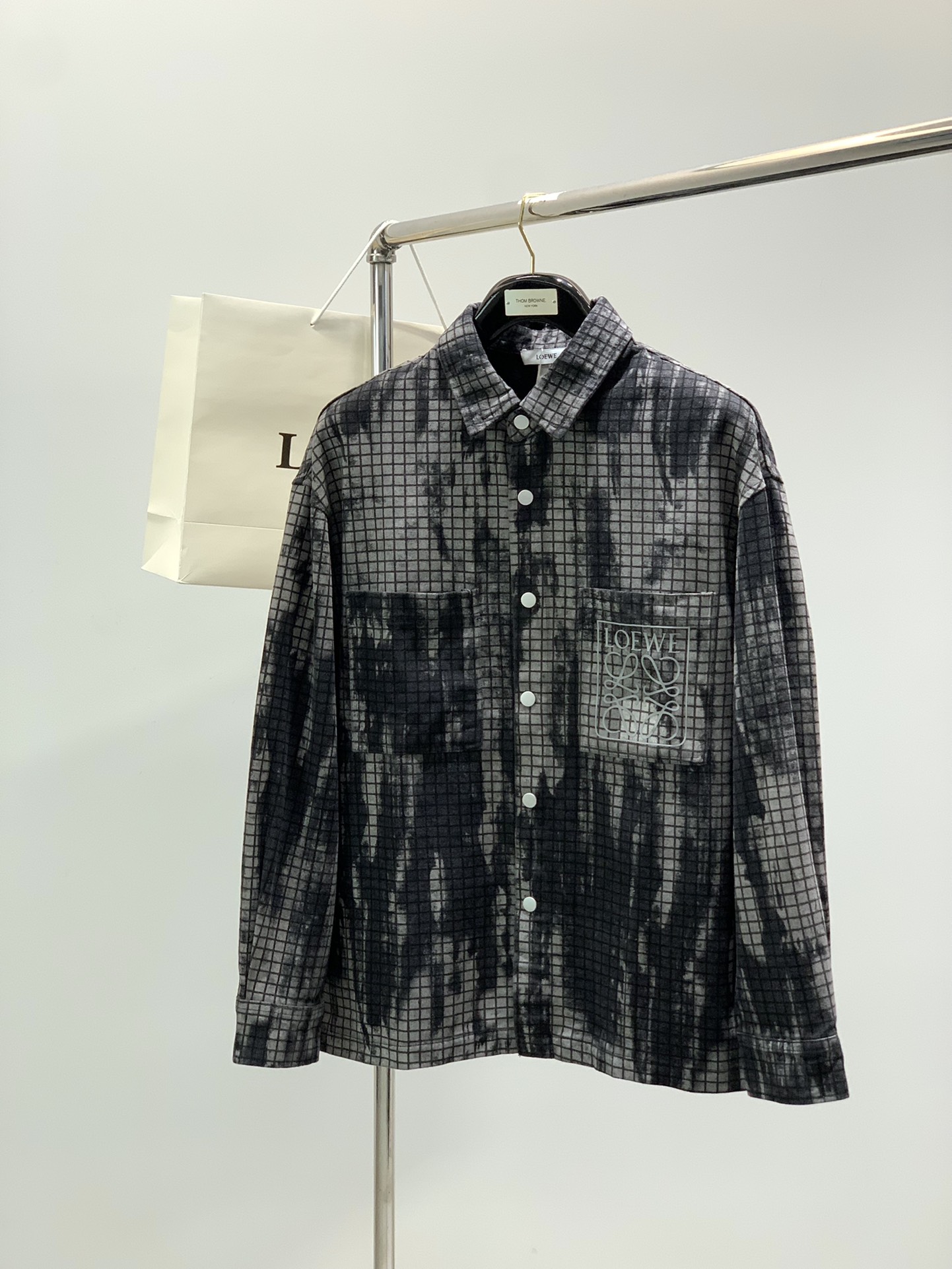 NO:567368,, Loewe, the latest model for autumn 2025, available at counters simultaneously, original order, fashionable and casual lapel jacket, the upper body is very unique!  Eye-catching and bright, imported original fabrics, top-notch printing technology letter pattern decoration Logo, original hardware accessories decoration, simple yet fashionable, classic atmosphere, comfortable and breathable, handsome and stylish upper body, size S-XXL,,loewe,loewe,jackets & coats,alexander wang19860909,Loewe 罗意威,2025秋季最新款,专柜同步有售,原单狠货,时尚休闲翻领外套,上身很有特点！吸睛而有亮点,进口原版面料,顶级印花工艺字母图案装饰Logo,原版五金辅料装饰,简单而不失时尚,经典大气,舒适透气,上身帅气有型,码数S-XXL,,loewe,loewe,jackets & coats,alexander wang,Men's clothing