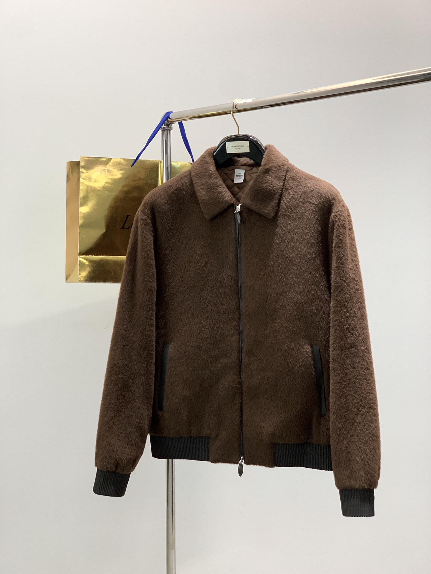 NO:567319,, Bruti men's long-staple alpaca 3M Thinsulate cotton-filled fur-feel wool quilted bomber jacket About style and design  If the long woolen coat is too picky about 'hardware' and 'software', then this group of stylish aviator woolen jackets is enough to accommodate. Produced by Berlut*, it is an advanced version of the aviator jacket, with just the right fit and loose fit, classic lapels, two-way zipper placket, and wide elastic hem. The overall style is classic and minimalist, inheriting the classic style of the A-1 flight jacket.   In line with Berlut*'s customary setting, every detail is exquisite, and leather elements are added to clash with the unique fur feel of long-staple alpaca. The overall vision is both impactful and high-end. The borders of the fly zipper are each inlaid with a piece of whole-cut calfskin, and the borders of the left and right pockets are also made of high-quality calfskin with custom dyeing. A large piece of leather is also added to the back collar, and the leather edge  The edge is purely hand-oiled, exquisite and has a strong sense of craftsmanship. The ribbed cuffs and hem are not the usual knitted ribs, and are made of woven fabrics. The ribs are pleated with X-shaped threads, which are more stable than knitted ribs and appear more refined and advanced. The backing of the lapels and the hanging fabric inside the placket are spliced with all-over jacquard matte satin and the full-width Scritto pattern pays homage to the classics.  About fabrics and craftsmanship   75 alpaca wool, 19.8 sheep wool, 5.2 nylon, Suli alpaca wool imported from the Andean Plateau, with rich tufted plush texture, smooth long hair, and a luxurious texture like fur. The weaving process is made of Suli warp yarn + 100% virgin wool weft yarn.  , woven by a special machine imported from Italy, and tightly wound during weaving, making the fabric dense, firm and thick. The ready-made garment is thick and dense but not soft, with a warm and plump velvet feel and unique fashionable tension. The lining is 55% polyester and 45% viscose. The zipper is a YKK custom zipper.  The inside is filled with 3M Thinsulate cotton. Thinsulate is a newly patented high-efficiency warm fleece. It benefits from 3M's patented microfiber (1/25 of hair) to retain more air and retain more heat. It is light and warm. At the same thickness, the warmth is 1.5 times that of down jackets!  Sizes S, M, L, XL,  2XL Bust 132 Shoulder Width 52 Sleeve Length 68 Clothing Length 72,,jackets & coats,down jacket,cowhide,alexander wang19860909,布鲁提 男款长绒羊驼毛3M新雪丽棉填充皮草感毛呢夹棉飞行员夹克 关于款式及设计 如果羊毛呢的长款大衣太挑“硬件”和“软件”,那么这一组标志了型男的飞行员毛呢夹克就足够包容.Berlut*出品,属于飞行员夹克的进阶版本,正好松量的合体剪裁,经典翻领,双向拉链门襟,宽边松紧下摆,整体经典且极简,传承了属于A-1飞行服夹克的经典款型. 符合Berlut*的一惯设定,细节处处精致,皮料元素的加入,去碰撞长绒羊驼毛特有的皮草感,整体视觉既有冲击感又有高级感.门襟拉链的边框各镶嵌了一条整皮切割的小牛皮,左右插兜口袋的边框亦是订染色调的优质小牛皮,后领处还加设了大块皮料的点缀,皮质边缘纯手工油边,精致且工艺感极强.袖口及下摆的罗纹收口,非惯见的针织罗纹,而且采用梭织面料,以X字型车线打褶而成的罗纹状,比针织罗纹更稳定,且更显精致高级.翻领的背衬,门襟内里的挂面,拼接了通体提花的哑光缎面,满幅的Scritto图案,致敬经典. 关于面料及工艺 75羊驼毛19.8绵羊毛5.2锦纶,进口安第高原的苏利羊驼毛,簇状长毛绒感丰盈,顺滑长毛,犹如皮草般奢贵质感,织造工艺布底由苏力经纱＋百份百初剪羊毛纬纱,经意大利进口特种机织造,织造时紧密缠绕,令面料细密牢固厚实.成衣厚密不软塌,绒感温暖丰盈,独具时髦张力.里料55聚酯纤维45粘纤.拉链为YKK定制拉链. 内里填充的是3M公司新雪丽棉,Thinsulate属于新专利的高效暖绒,得益于3M专利的超细纤维（发丝的1/25）来留存更多空气,留存更多热量,轻薄保暖,在同等厚度下,保暖度是羽绒服的1.5倍！ 尺码S,M,L,XL,X XL 尺码表S胸围116肩宽48袖长64衣长68.M胸围120肩宽49袖长65衣长69. L胸围124肩宽50袖长66衣长70.XL胸围128肩宽51袖长67衣长71. 2XL胸围132肩宽52袖长68衣长72,,jackets & coats,down jacket,cowhide,alexander wang,Men's clothing