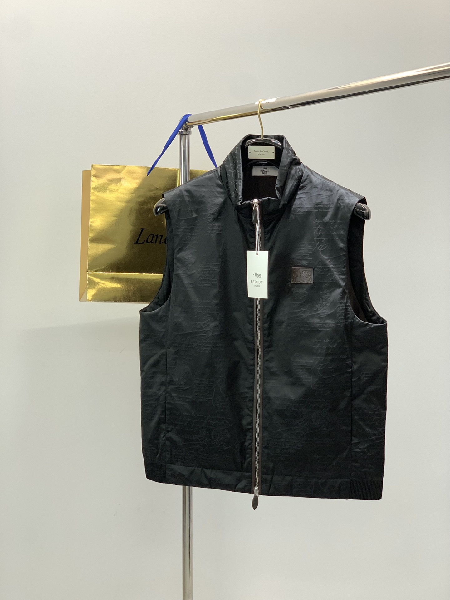 NO:567363,, Berluti men's satin jacquard all-over Scritto pattern sheepskin piping 3M Thinsulate cotton-filled small stand-up collar vest About style and design A set of all-purpose vests with a very old money tone, minimalist and classic, and highly stylized. It has Berluti*'s consistently high standards, from fabrics to details, it is excellent.  The all-over jacquard made on black matte satin is circled and full of Scritto patterns, paying tribute to the classics. The Scritto pattern is one of Berluti*’s signature designs. It was inspired by an 18th-century letter. The entire picture and text are like handwritten text in a classical scroll, paying tribute to the simple and elegant hand-made calligraphy. It is very retro and has a high-end feel.   A streamlined and classic stand-up collar vest. The contrasting color of black on the outside and brown on the inside is very old-fashioned. The frame of the zipper fly is inlaid with brown sheepskin piping. The entire leather is seamless. The edges of the leather strips are hand-oiled. There is a square brown leather badge on the left chest, with Scrit laser engraved on it.  The to pattern echoes the coffee-colored lining inside, and also echoes the jacquard pattern all over the body. The overall design is minimalist, with the stand-up collar and armholes made of invisible invisible designs. The left and right pockets are also invisible in the three-dimensional cutting lines, and the elastic hem is constructed from pleated fabrics, giving a strong overall feel.  About fabrics and craftsmanship   The main fabric is 63 polyester fiber 37 nylon, matte satin texture fiber, high-density weaving, tear-resistant, not easy to wrinkle, easy to take care of, pure tailor-made fabric, with handwritten Scritto jacquard pattern. The zipper accessories are original YKK, high-end matte silver, and the placket frame, left chest badge and zipper pendant are all high-quality sheep leather.  The inside is filled with 3M Thinsulate cotton. Thinsulate is a newly patented high-efficiency warm fleece. It benefits from 3M's patented microfiber (1/25 of hair) to retain more air and retain more heat. It is light and warm. At the same thickness, the warmth is 1.5 times that of down jackets. Sizes S, M, L, XL, X XL Size chart S bust 108 shoulder width 43 length 66.   M Bust 112 Shoulder Width 44 Clothing Length 67. L Bust 116 Shoulder Width 45 Clothing Length 68. XL Bust 120 Shoulder Width 46 Clothing Length 69. 219860909,布鲁提 Berluti男款缎面提花通体Scritto图案绵羊皮滚边3M新雪丽棉填充小立领马甲 关于款式及设计 很old money调性的一组万能马甲,极简且经典,还极具风格化,有着Berluti*一贯地高水准,从面料到细节都堪称优秀. 在黑色哑光缎面上做的通体提花是出圈点,满幅的Scritto图案,致敬经典.Scritto花纹是Berluti*的招牌设计之一,其灵感源于一封18世纪的书信,整幅图文就好像是手写的古典书卷里的文字,致敬古朴优雅的手工书法,非常复古,而且很有高级感. 精简且经典的立领马甲,外黑内咖的撞色本身就很老钱,拉链门襟的边框,镶嵌了咖色的绵羊皮滚边,整条皮无接缝的配置,皮条边缘做了手工油边处理,左胸带方块的咖色皮徽章,上面镭射刻印了Scritto图案,与内里的咖色里布相呼应,并且也与大身满幅的提花相呼应.整体足够极简,立领和袖笼都做了无边的隐形设计,左右插兜也隐形在立体裁剪线条中,并由本布面料打褶构建了松紧下摆,整体感极强. 关于面料及工艺 主体面料63聚酯纤维37锦纶,哑光缎面质感的纤维,高密织造,抗撕裂,不易褶皱,极易打理,面料纯定织,带手写体的Scritto提花图案.拉链辅料为YKK原版,高级的哑光银色,门襟边框、左胸徽章以及拉链的吊坠均为优质的绵羊皮. 内里填充的是3M公司新雪丽棉,Thinsulate属于新专利的高效暖绒,得益于3M专利的超细纤维（发丝的1/25）来留存更多空气,留存更多热量,轻薄保暖,在同等厚度下,保暖度是羽绒服的1.5倍. 尺码S,M,L,XL,X XL 尺码表S胸围108肩宽43衣长66. M胸围112肩宽44衣长67.L胸围116肩宽45衣长68.XL胸围120肩宽46衣长69. 2XL胸围124肩宽47衣长70,,down jacket,sheepskin,alexander wang,Men's clothing