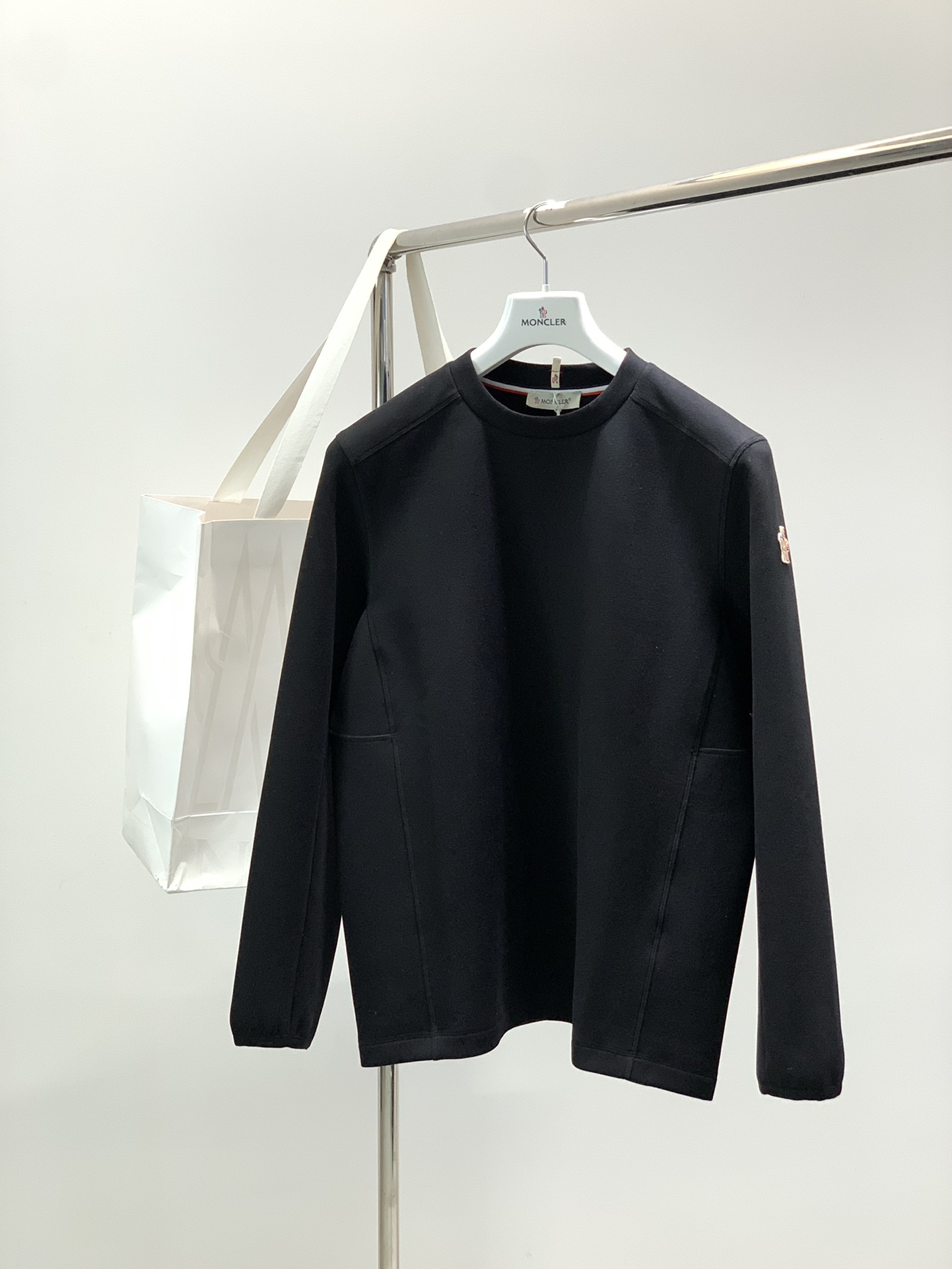 NO:567353,, the masked sweatshirt is made of GRS Polartec fine fleece fabric, showing a casual and practical style. Round neck design, unique outdoor design style on the back, super practical. Black Size m-2xL M size bust 116, shoulder width 46, length 68, sleeve length 64. Other sizes bust L120 xL124 xxL128  The difference in shoulder width, length of sleeves, and length of each size is 1.3cm, Moncler, hoodie, sweatshirts, alexander wang19860909,蒙口 卫衣采用GRS Polartec细密抓绒面料制成,彰显休闲实用风范.圆领设计,后背别致的户外设计风格 实用性超强.  黑色 尺码m-2xL m码胸围116 肩宽46 衣长68 袖长64.其他码胸围L120 xL124 xxL128 肩宽衣长袖长每码相差1.3cm,,Moncler,hoodie,sweatshirts,alexander wang,Men's clothing