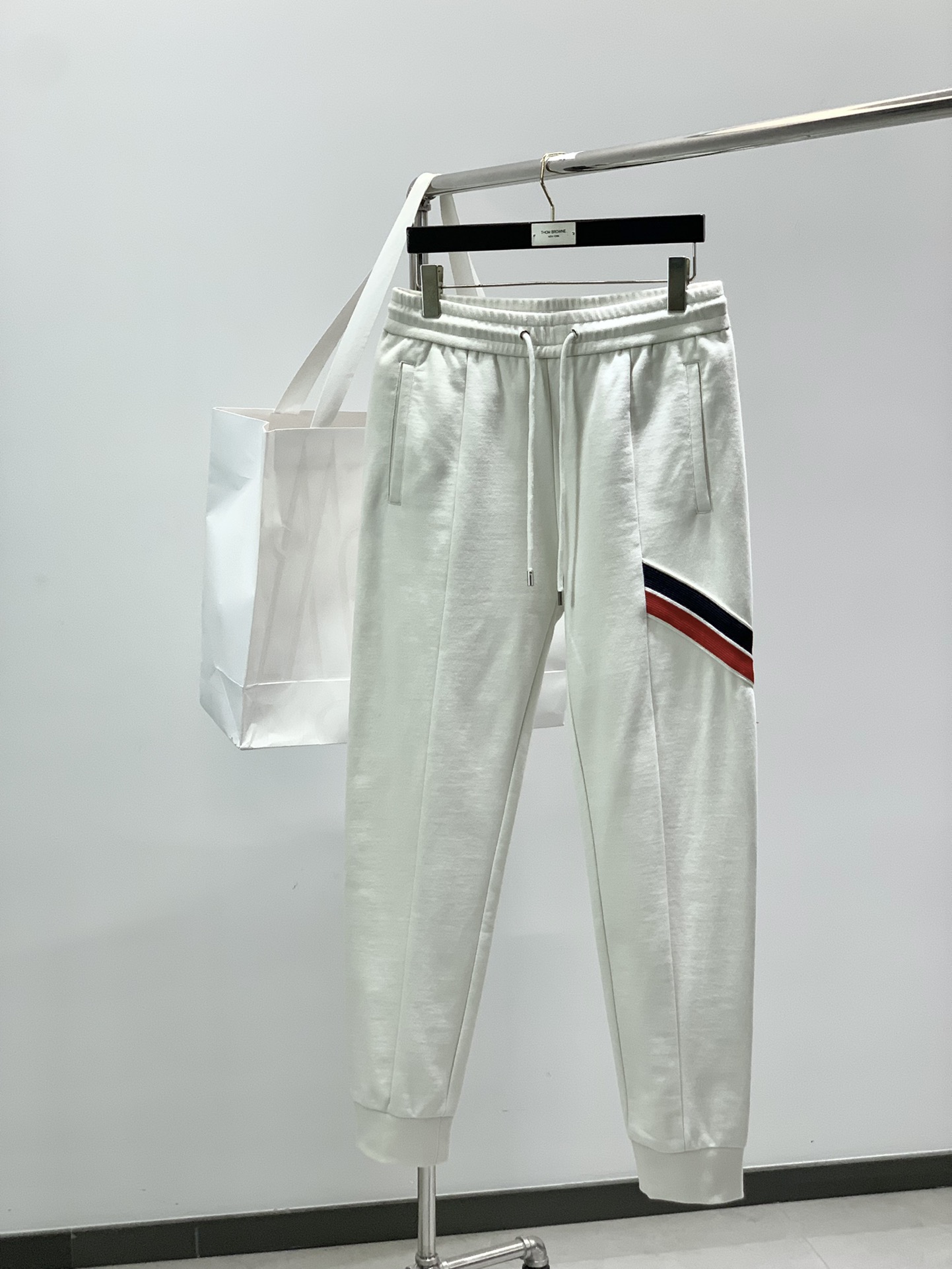 NO:567347,, Mengkou Dongguan foreign trade OEM, meticulous attention to detail!  !  Let this French mongoose sweatpants give a stronger soul. The latest webbing. Every detail is delicate. The fabric is exactly the same as the counter. The hardware quality is absolutely excellent, and our quality is worthy of it. Pants black beige m-3xL. M size waist 76-86 hip 114 trouser length 104. The waist and hip circumference of other sizes vary by 4-5cm per code, and the trouser length varies by 1.3cm per code, Moncler, alexander wang19860909,蒙口 东莞外贸代工,一丝不苟的细节处理！！让这件法国mon套抓卫裤赋予更强的灵魂. 最新织带.细节处处细腻.面料也是和柜台一模一样 五金品质绝对优良,我们品质对得起. 裤子 黑色 米色 m-3xL. m码腰围76-86 臀围114 裤长104.其他码腰围臀围每码相差4-5cm 裤长每码相差1.3cm,,Moncler,alexander wang,Men's clothing