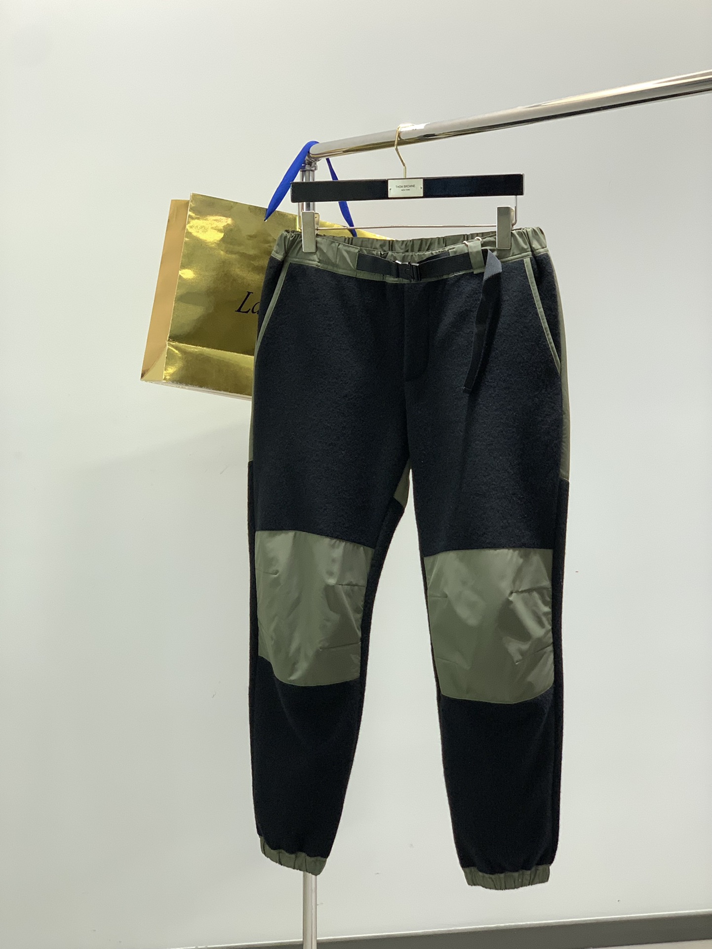 NO:567343,, LP Men's Steady Company's ZERO technical wool splicing woven wool pants About style and design Belonging to the Into The Wild capsule series, this series perfectly integrates technological performance and innovative design into clothing, embracing hiking and outdoor needs. Fully consider the balance between the spirit of adventure and free activities!  Deconstructionist splicing, the process is very complicated and cumbersome than many basic down jackets on the market!  The details are also carefully crafted and very warm. About the fabric and craftsmanship  51 wool, 4 polyester, 2 spandex, 19 viscose, 24 nylon. It is blended with Steady's ZERO technology wool and polyester fiber. It is blessed with Basulan technology and knitted with high-speed automated needles on German Karl Mayer equipment worth 1.5 million. The texture is extremely high-end, and it is wear-resistant and durable. The inside is compounded with a layer of delicate, skin-friendly brushed fabric to enhance warmth and increase wearing comfort.  Spliced polyester fiber, that is, self-developed Windmate microfiber, high-density and delicate twill texture, light and wrinkle-resistant, easy to care for without ironing, and water-repellent. Size S-XXL Size chart S waist is suitable 30/31, hip 104, trouser length 102, foot opening 13.5   M waist is suitable for 32/33 hips 108 pants length 102 feet 14 L waist is suitable for 34/35 hips 112 pants length 103 feet 14.5 XL waist is suitable for 36/37 hips 116 pants length 103 feet 15 219860909,LP 男款Steady公司的ZERO科技羊毛拼接梭织羊毛裤 关于款式及设计 隶属于Into The Wild胶囊系列,本系列将科技性能和创新设计完美融入在服饰之中,拥抱徒步与户外需求.充分考虑探险精神与自在活动之间的平衡！解构主义拼接,工艺很复杂繁琐比市面很多基本款羽绒服工艺都复杂！细节也是精工细作,非常的保暖 关于面料及工艺 51羊毛4聚酯纤维2氨纶19粘纤24锦纶,采用Steady公司的ZERO零感科技羊毛混纺了聚酯纤维,经巴素兰工艺加持,在价值150万的德国卡尔迈耶设备上,由高速自动化机针编织制成,质感极其高级,并且耐磨耐造,内里复合了一层细腻亲肤的拉绒,提升保暖度并且增加穿着舒适度. 拼接聚酯纤维,即自主研发的Windmate超细纤维,高密细腻的斜纹肌理,轻盈抗皱,免烫易打理,放泼水. 尺码S-XXL 尺码表S腰围合适30/31 臀围104 裤长102脚口13.5 M腰围合适32/33臀围108裤长102脚口14 L腰围合适34/35臀围112裤长103脚口14.5 XL腰围合适36/37臀围116裤长103脚口15 2XL腰围合适38臀围120裤长104脚口15.5,,loro piana,down jacket,alexander wang,Men's clothing