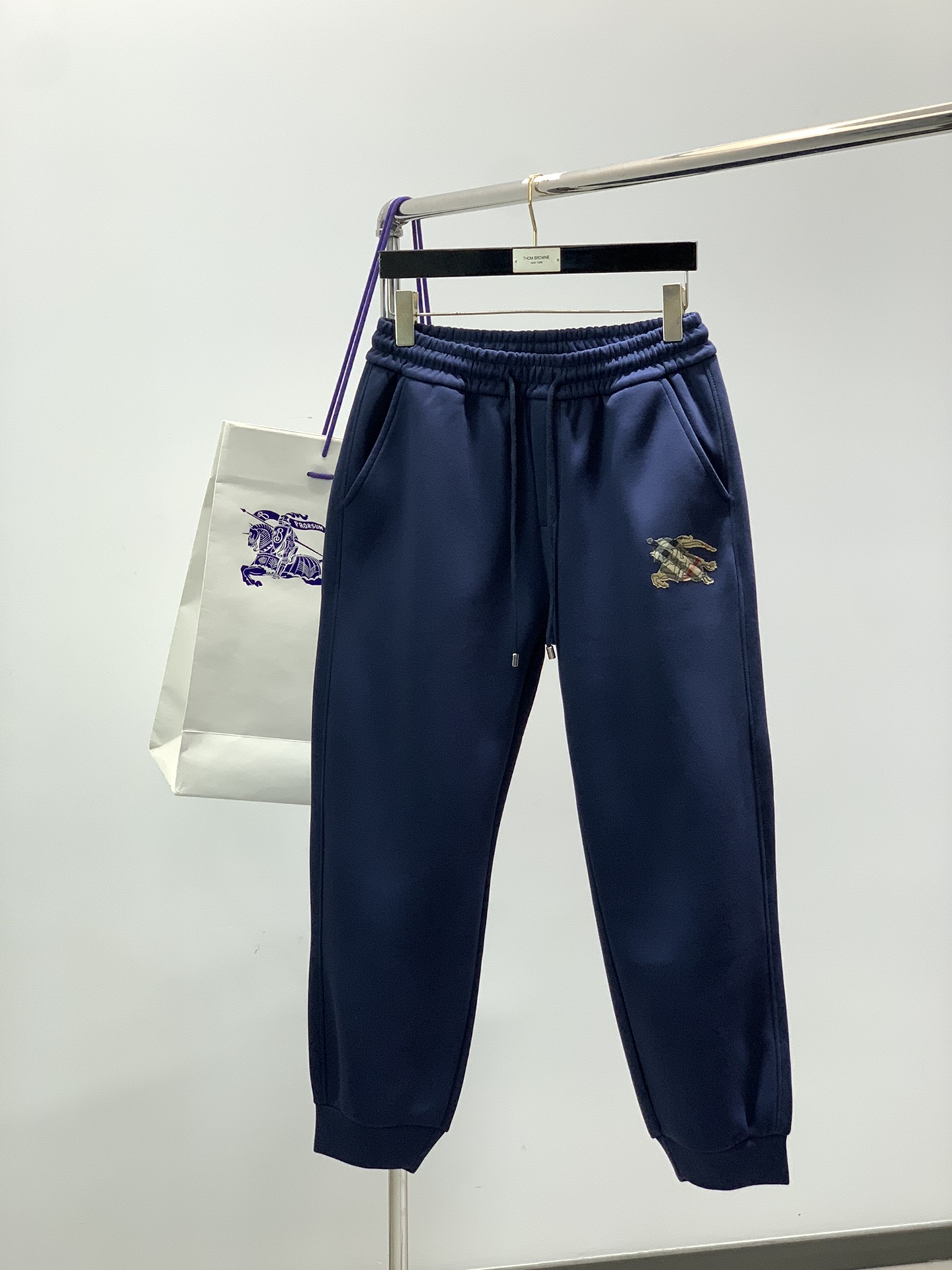 NO:567323,, Burberry, latest autumn products, available at counters simultaneously, original goods, fashionable casual pants, imported original fabrics, comfortable and breathable upper body, top-notch embroidered letter pattern logo, original hardware accessories decoration, extremely high grade, comfortable and versatile, handsome upper body, 2 colors recommended, size M-3XL,, burberry, burberry, alexander wang19860909,Burberry 巴宝莉,秋季最新品,专柜同步有售,原单狠货,时尚休闲裤,进口原版面料,上身舒适透气,顶级刺绣工艺字母图案logo,原版五金辅料装饰,档次极高,舒适百搭,上身帅气十足,2色推荐,码数M-3XL,,burberry,burberry,alexander wang,Men's clothing