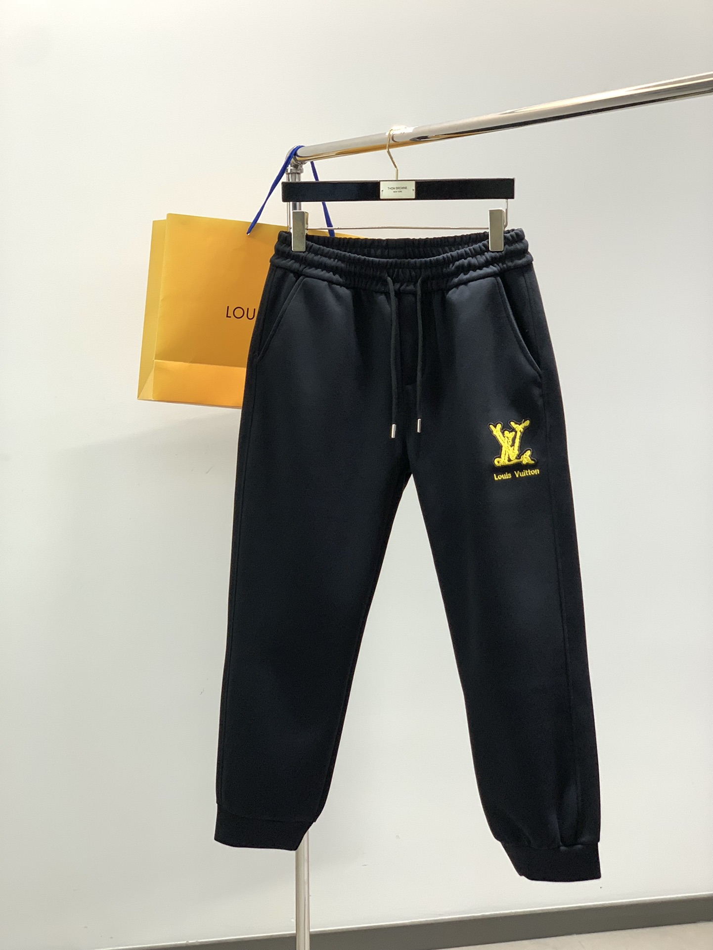 NO:567314,, LouisVuitton Louis Vuitton, the latest autumn style, available at counters at the same time, original order, fashionable casual pants, the upper body is very unique!  Eye-catching and bright, imported original fabrics, top embroidery crafts letter pattern decoration Logo, original hardware accessories decoration, simple yet fashionable, classic atmosphere, comfortable and breathable, handsome and stylish upper body, 2 colors recommended, size M-3XL,, louis vuitton, louis vuitton, alexander wang19860909,LouisVuitton 路易威登,秋季最新款,专柜同步有售,原单狠货,时尚休闲裤,上身很有特点！吸睛而有亮点,进口原版面料,顶级刺绣工艺字母图案装饰Logo,原版五金辅料装饰,简单而不失时尚,经典大气,舒适透气,上身帅气有型,2色推荐,码数M-3XL,,louis vuitton,louis vuitton,alexander wang,Men's clothing