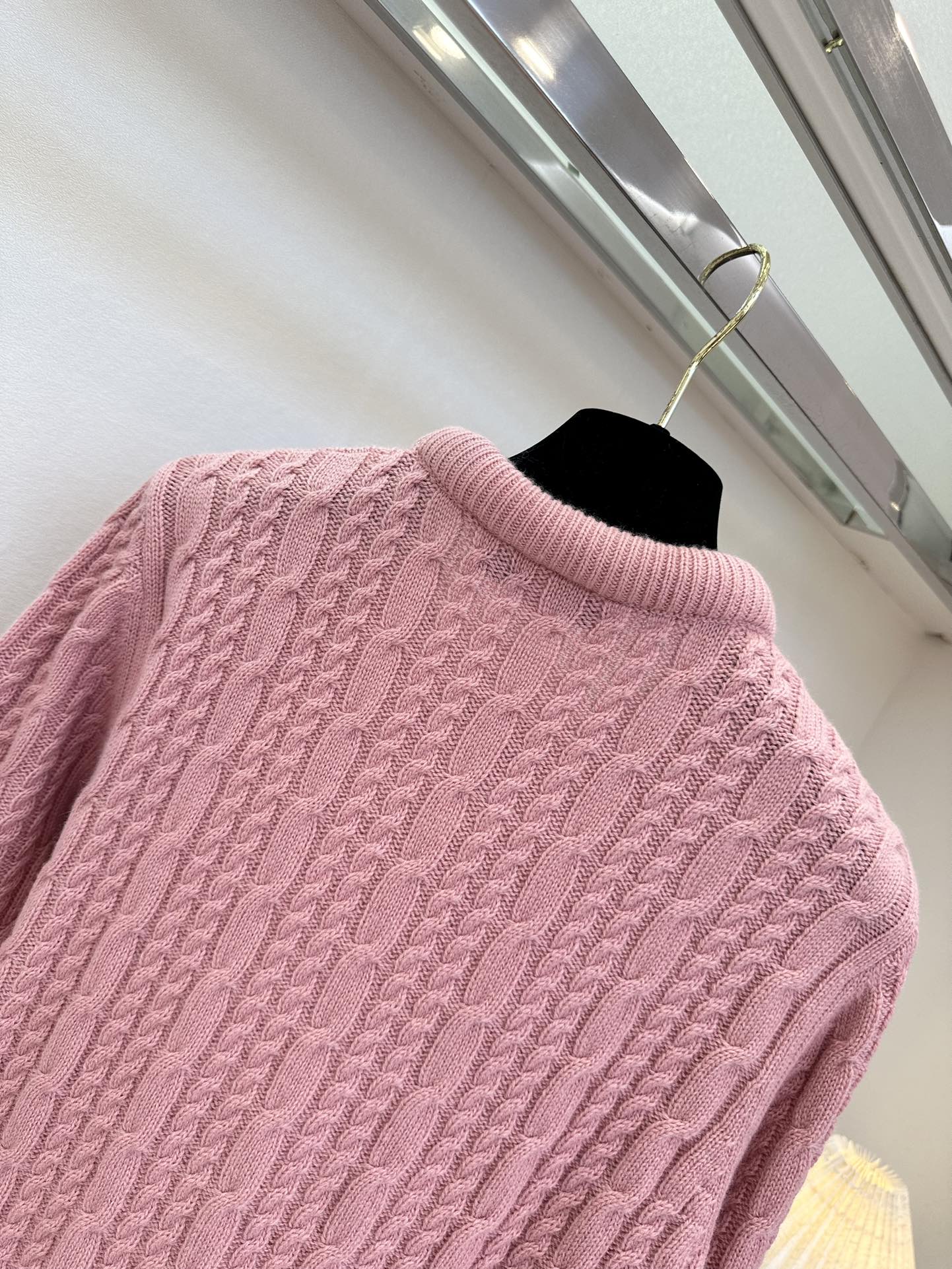 25 F 迪奥极简风纽花织法套头羊毛衫 粉粉的色调很显活力² ●SIZE 36 38 40 ●