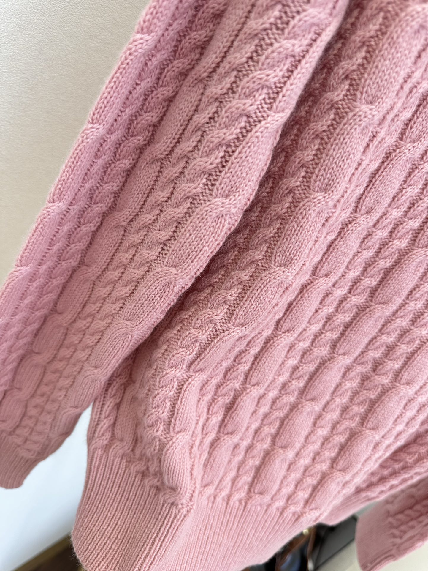 25 F 迪奥极简风纽花织法套头羊毛衫 粉粉的色调很显活力² ●SIZE 36 38 40 ●