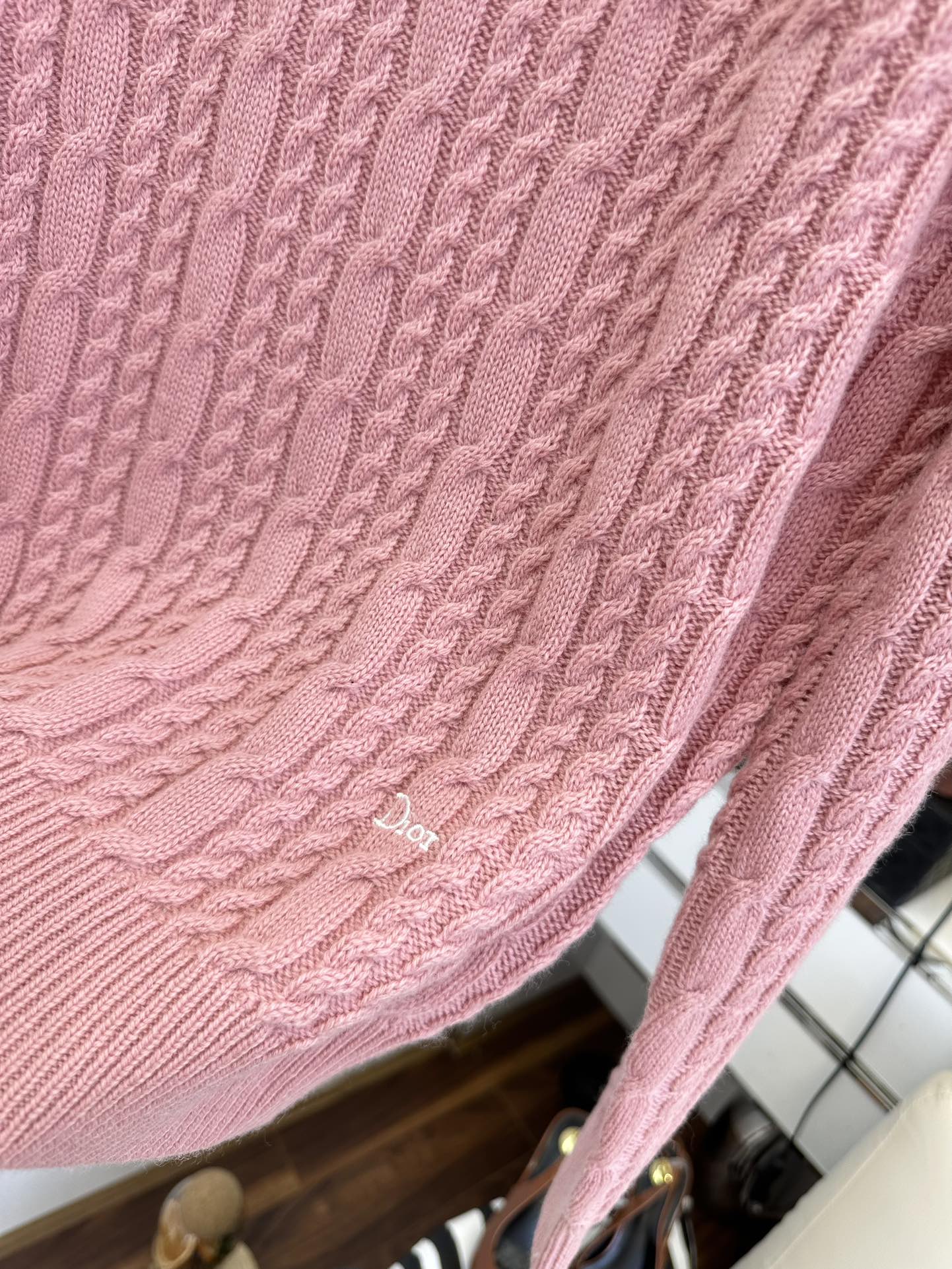 25 F 迪奥极简风纽花织法套头羊毛衫 粉粉的色调很显活力² ●SIZE 36 38 40 ●