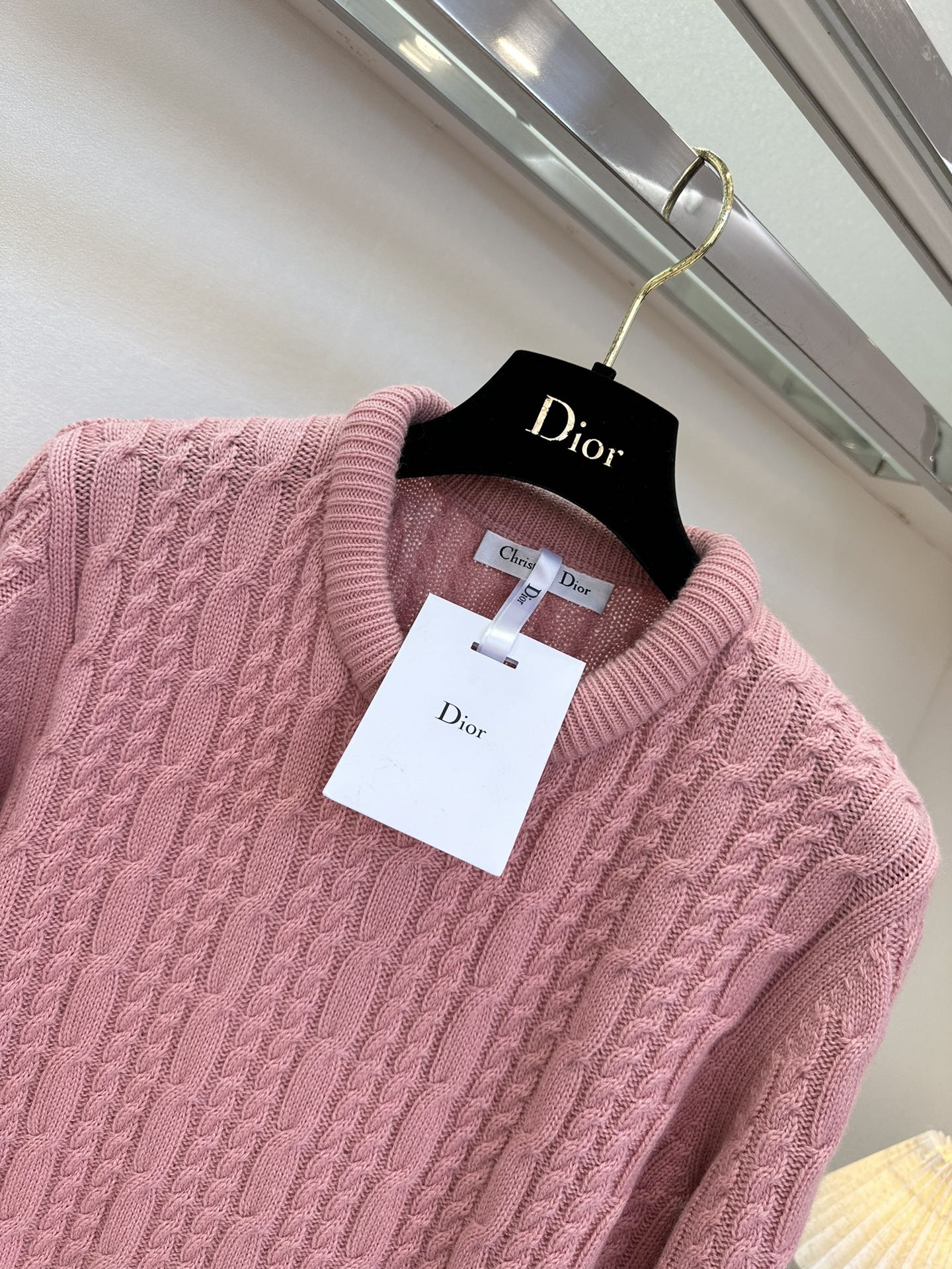 25 F 迪奥极简风纽花织法套头羊毛衫 粉粉的色调很显活力² ●SIZE 36 38 40 ●