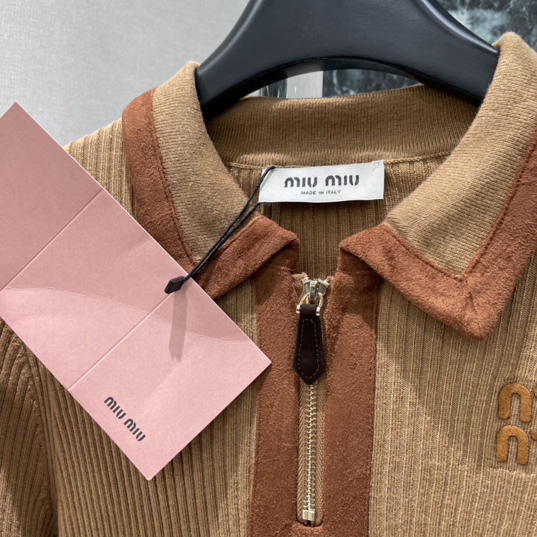 Miu 25秋冬新款 翻领针织上衣 半开襟撞色包边拉链设计搭配竖坑条肌理突出温柔气质 包边均以螺纹条收紧