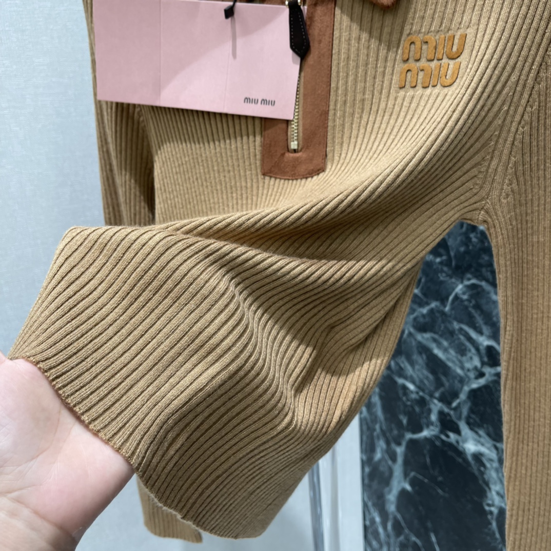 Miu 25秋冬新款 翻领针织上衣 半开襟撞色包边拉链设计搭配竖坑条肌理突出温柔气质 包边均以螺纹条收紧
