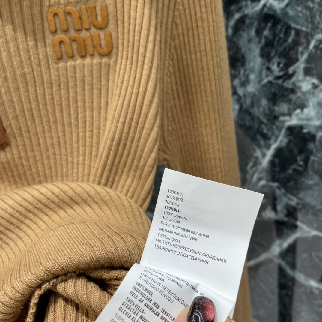 Miu 25秋冬新款 翻领针织上衣 半开襟撞色包边拉链设计搭配竖坑条肌理突出温柔气质 包边均以螺纹条收紧