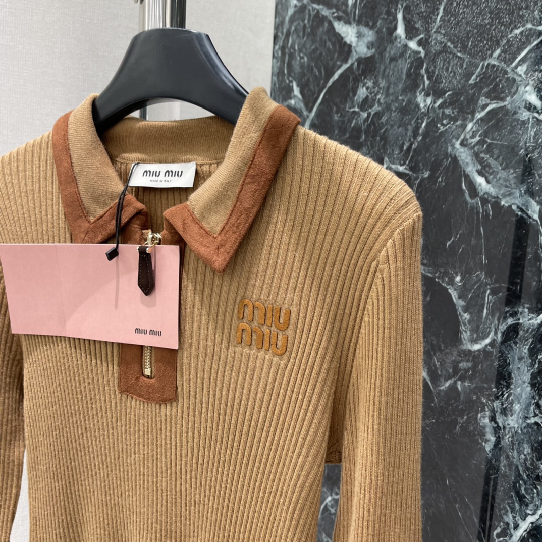 Miu 25秋冬新款 翻领针织上衣 半开襟撞色包边拉链设计搭配竖坑条肌理突出温柔气质 包边均以螺纹条收紧