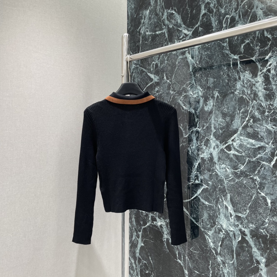 Miu 25秋冬新款 翻领针织上衣 半开襟撞色包边拉链设计搭配竖坑条肌理突出温柔气质 包边均以螺纹条收紧