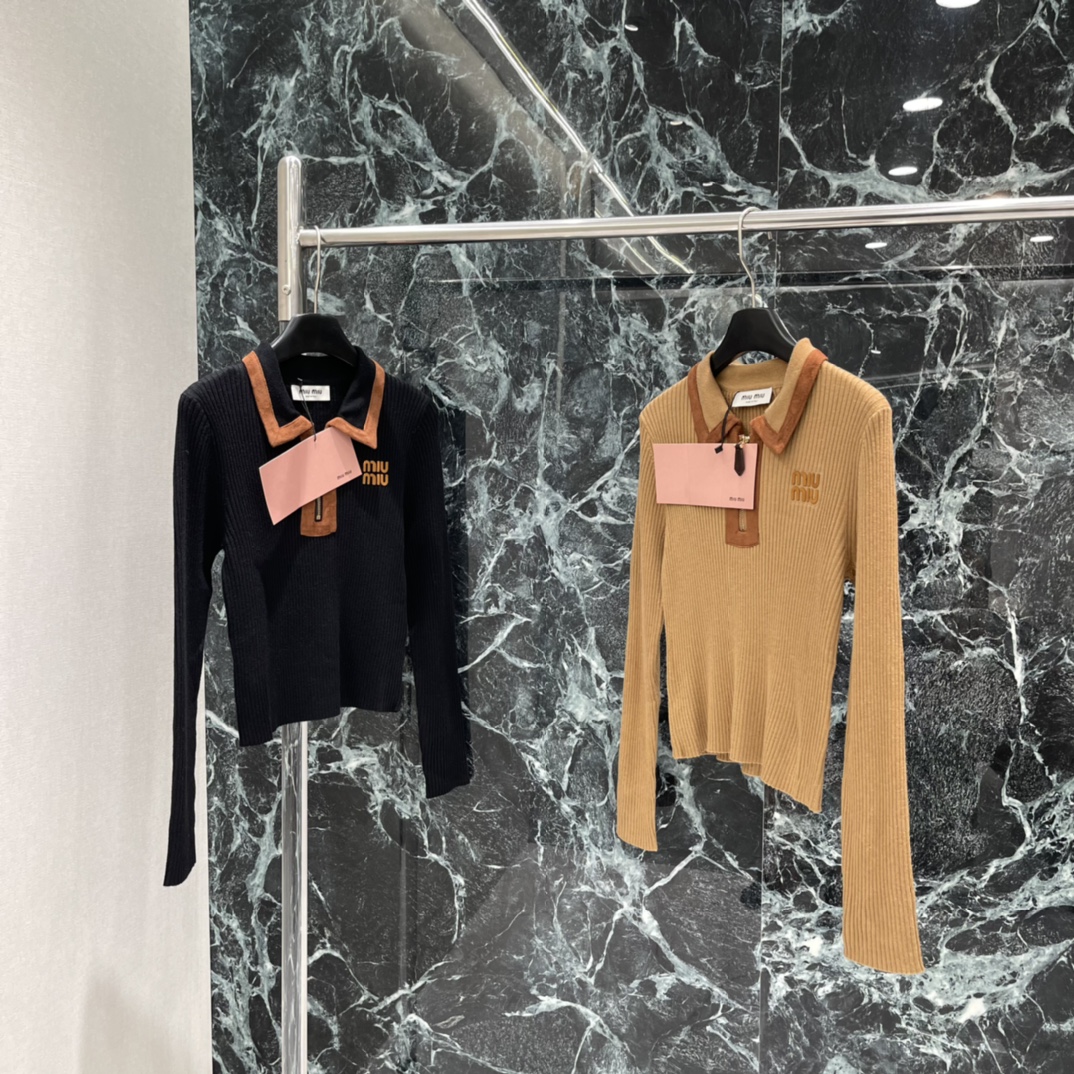 Miu 25秋冬新款 翻领针织上衣 半开襟撞色包边拉链设计搭配竖坑条肌理突出温柔气质 包边均以螺纹条收紧