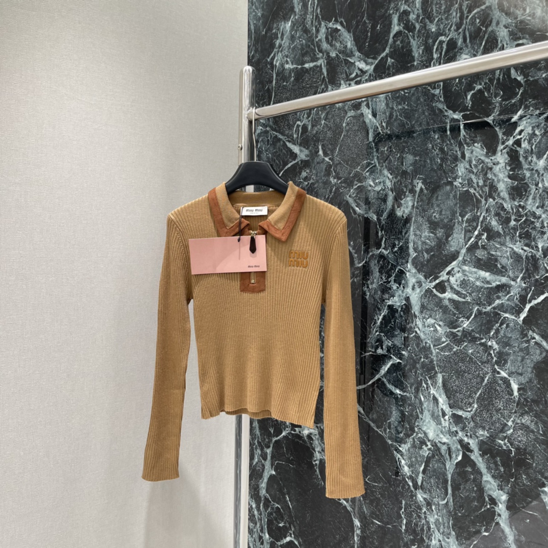 Miu 25秋冬新款 翻领针织上衣 半开襟撞色包边拉链设计搭配竖坑条肌理突出温柔气质 包边均以螺纹条收紧