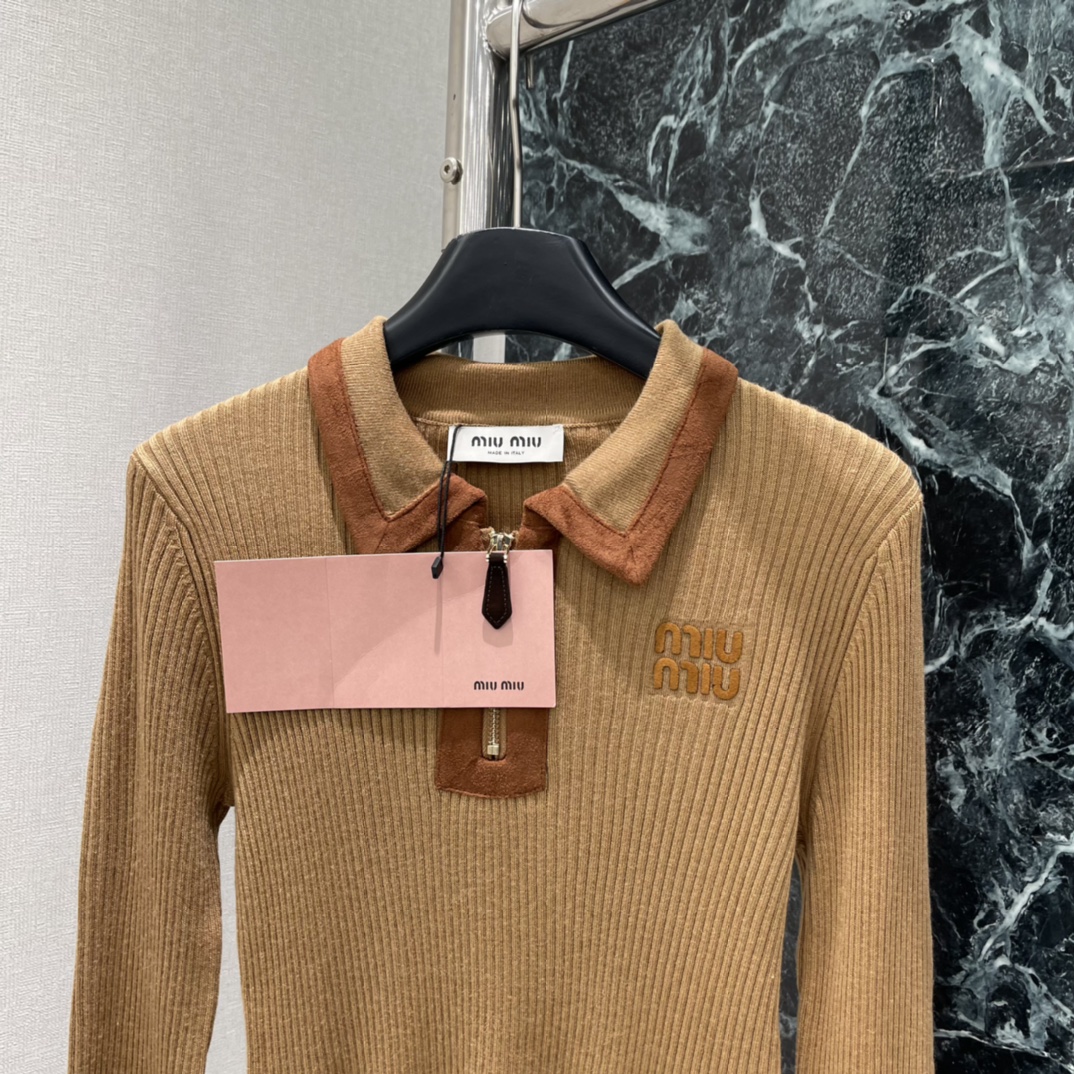Miu 25秋冬新款 翻领针织上衣 半开襟撞色包边拉链设计搭配竖坑条肌理突出温柔气质 包边均以螺纹条收紧