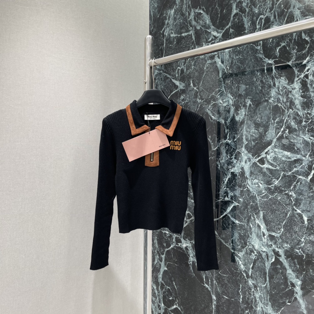 Miu 25秋冬新款 翻领针织上衣 半开襟撞色包边拉链设计搭配竖坑条肌理突出温柔气质 包边均以螺纹条收紧