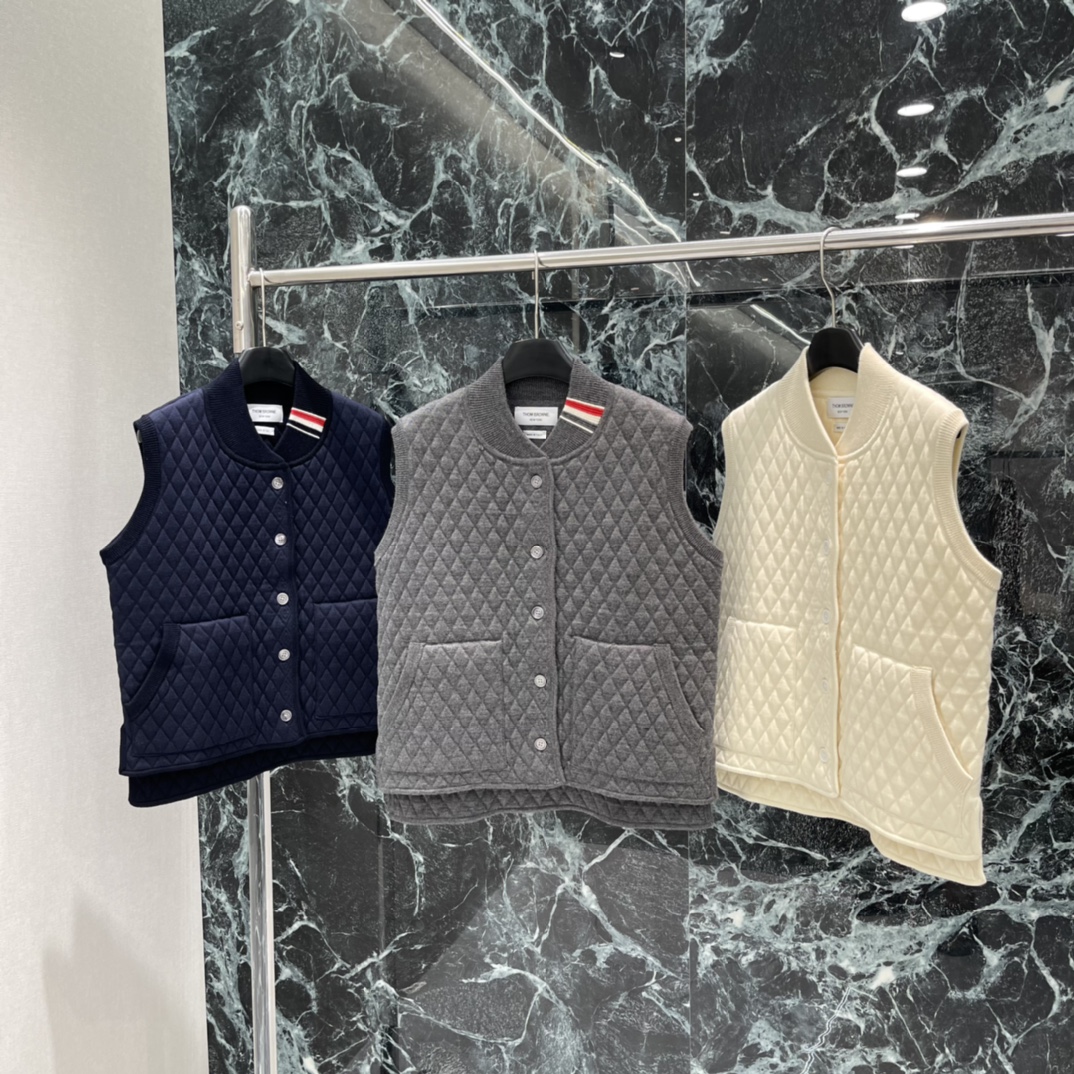 TB 25秋冬新款 菱格街缝提花马甲 领口经典标志性三色条装饰 彰显品牌格调 通体纹理菱格街缝提花精致大