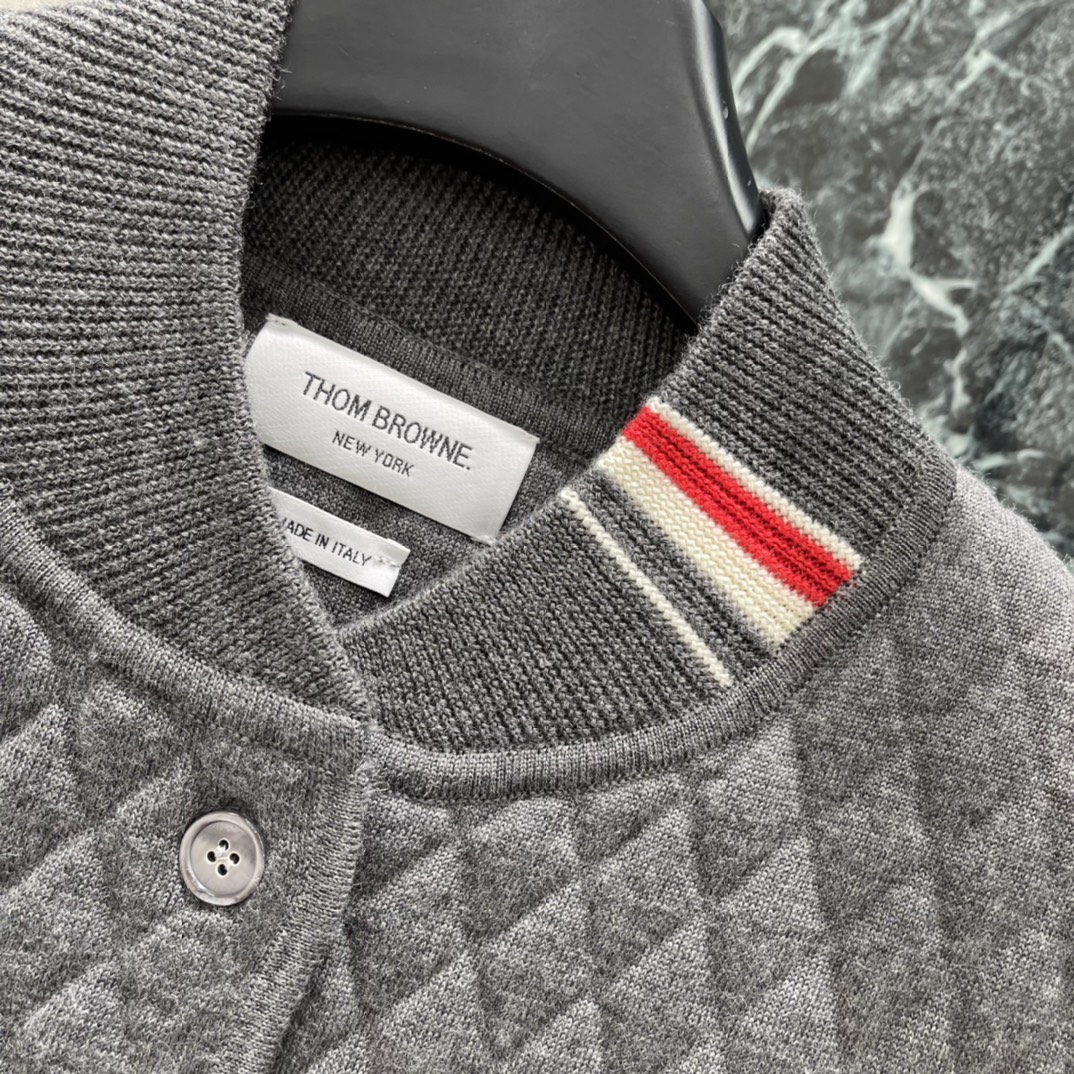 TB 25秋冬新款 菱格街缝提花马甲 领口经典标志性三色条装饰 彰显品牌格调 通体纹理菱格街缝提花精致大