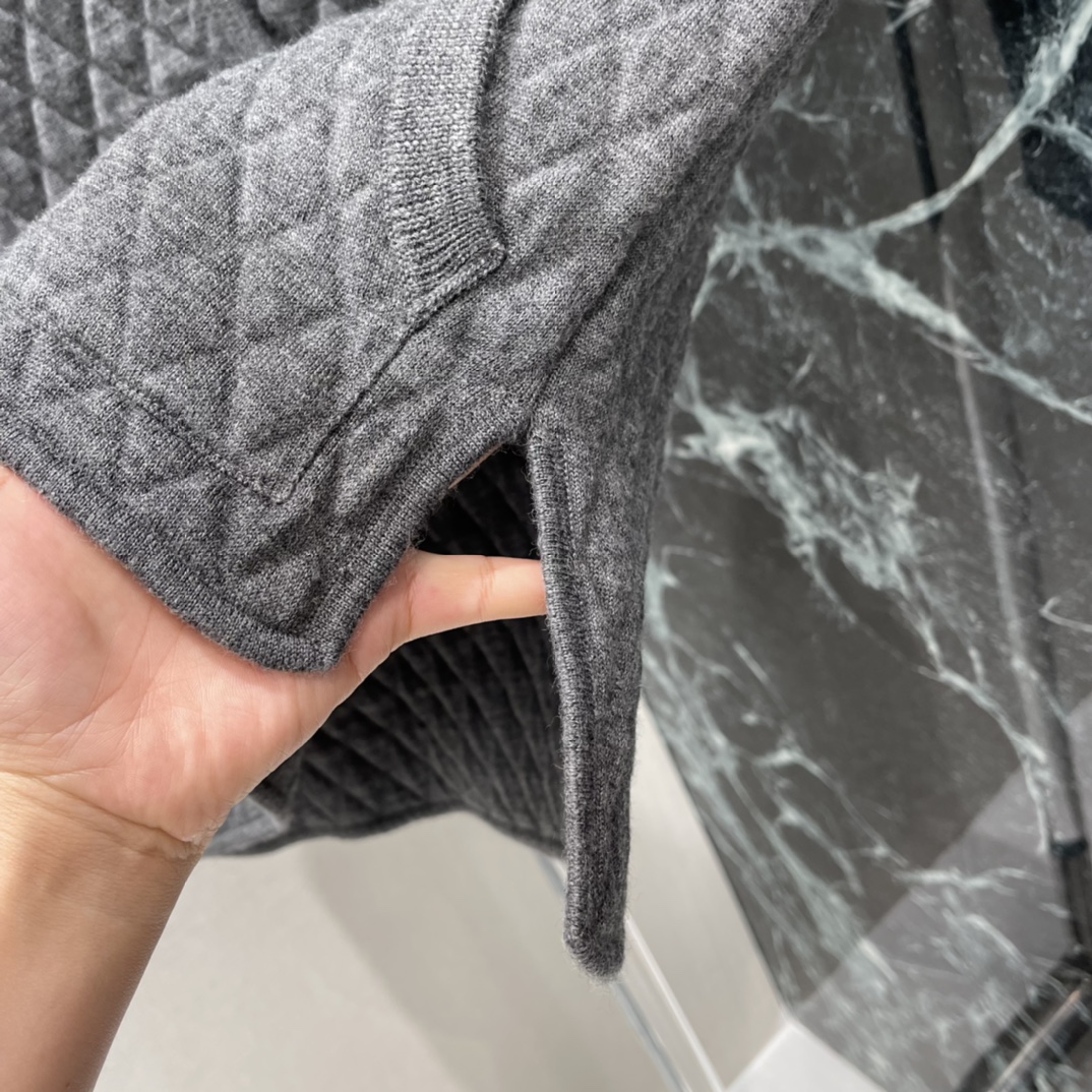 TB 25秋冬新款 菱格街缝提花马甲 领口经典标志性三色条装饰 彰显品牌格调 通体纹理菱格街缝提花精致大