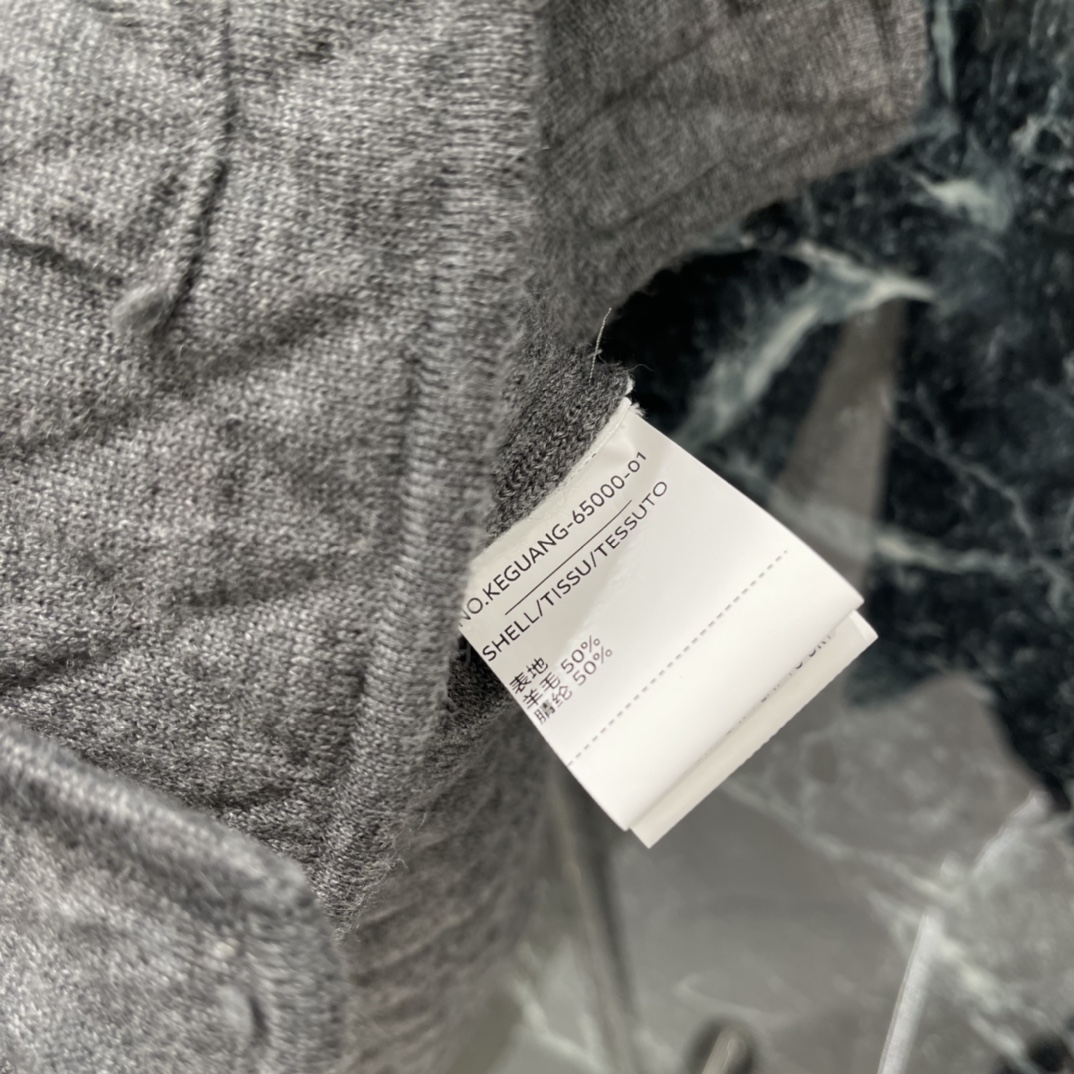 TB 25秋冬新款 菱格街缝提花马甲 领口经典标志性三色条装饰 彰显品牌格调 通体纹理菱格街缝提花精致大