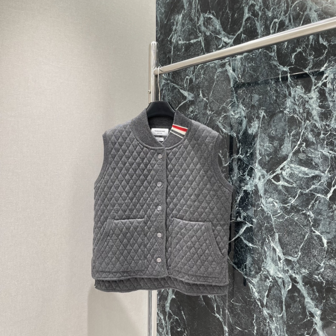 TB 25秋冬新款 菱格街缝提花马甲 领口经典标志性三色条装饰 彰显品牌格调 通体纹理菱格街缝提花精致大