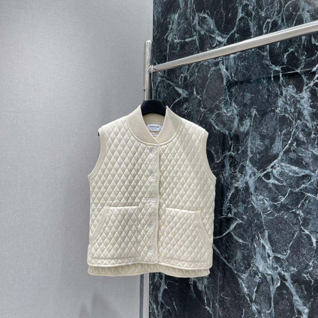 TB 25秋冬新款 菱格街缝提花马甲 领口经典标志性三色条装饰 彰显品牌格调 通体纹理菱格街缝提花精致大