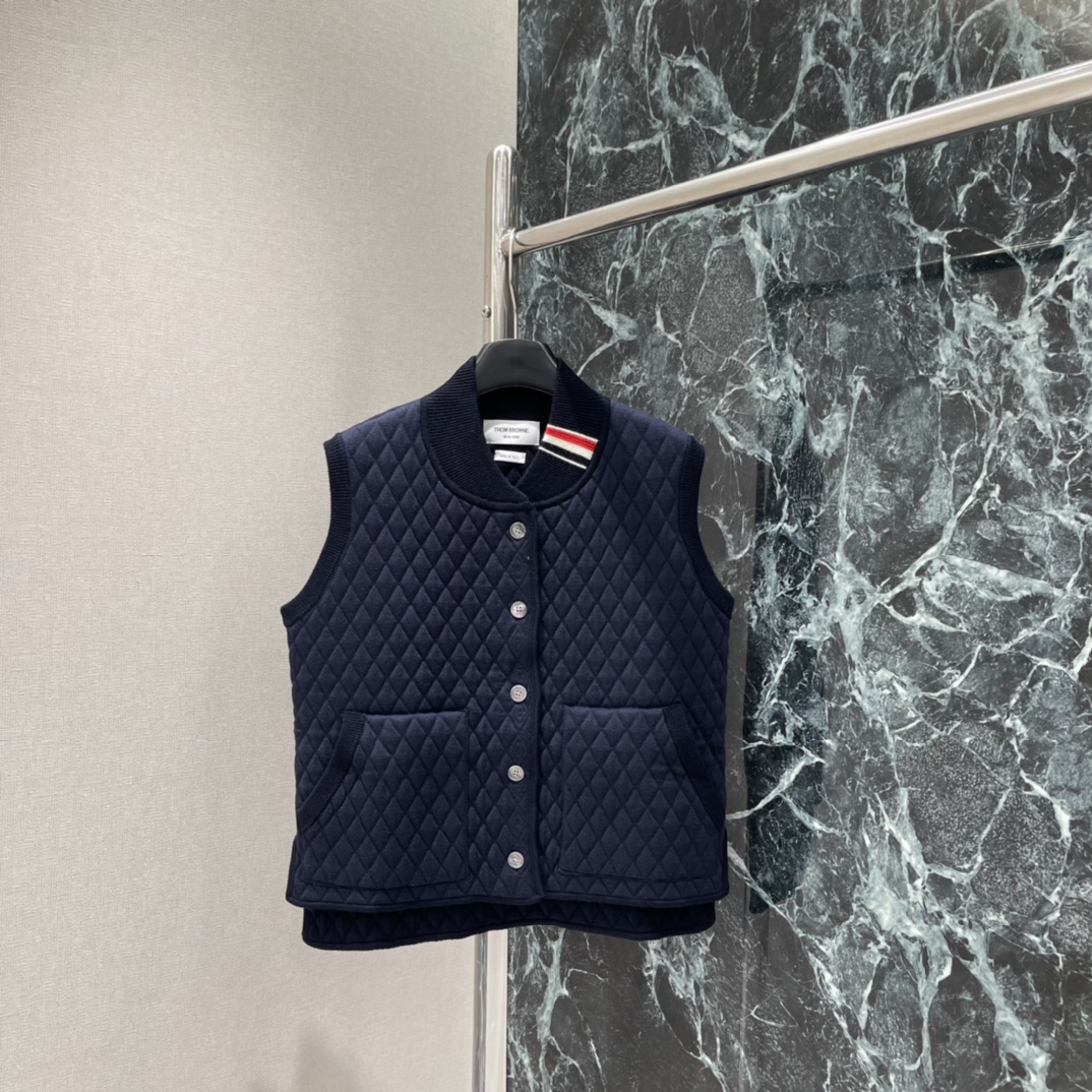 TB 25秋冬新款 菱格街缝提花马甲 领口经典标志性三色条装饰 彰显品牌格调 通体纹理菱格街缝提花精致大