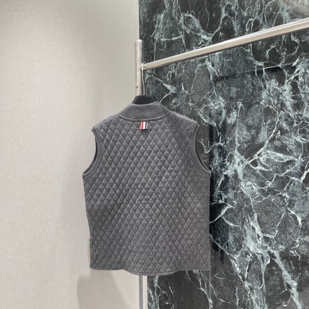 TB 25秋冬新款 菱格街缝提花马甲 领口经典标志性三色条装饰 彰显品牌格调 通体纹理菱格街缝提花精致大