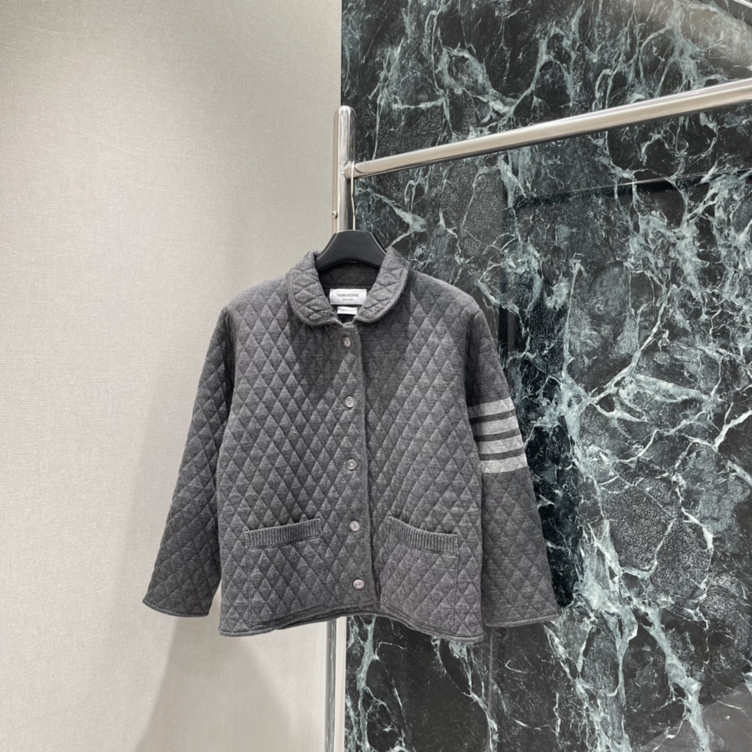 TB 25秋冬新款 菱格街缝提花外套 通体纹理菱格街缝提花精致大气 细节感满满 温柔中带点小复古 撞色拼