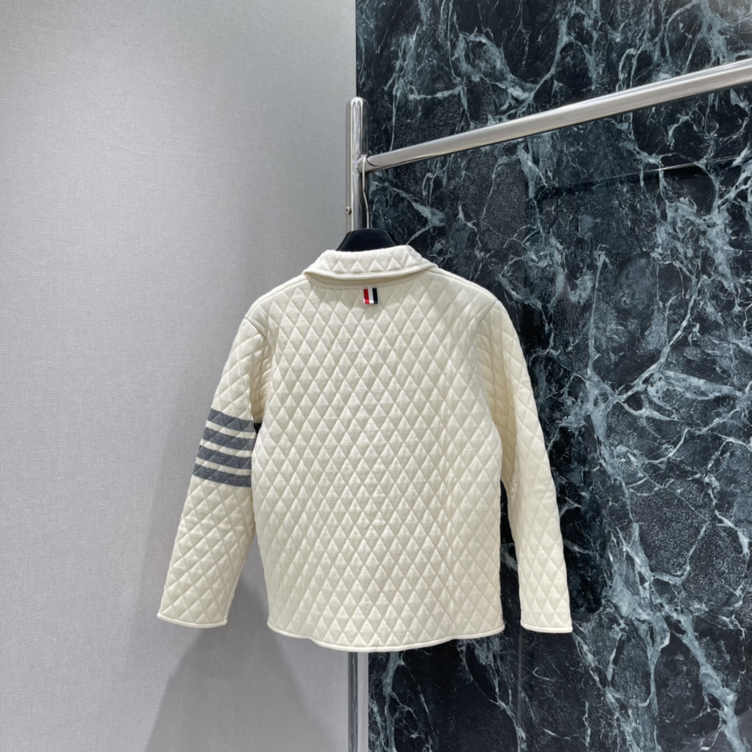 TB 25秋冬新款 菱格街缝提花外套 通体纹理菱格街缝提花精致大气 细节感满满 温柔中带点小复古 撞色拼