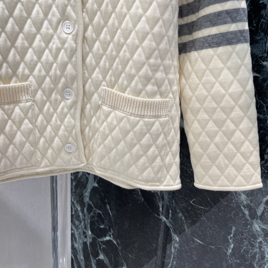 TB 25秋冬新款 菱格街缝提花外套 通体纹理菱格街缝提花精致大气 细节感满满 温柔中带点小复古 撞色拼