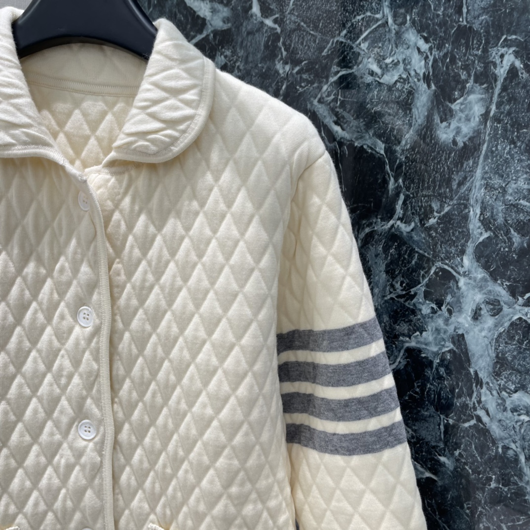 TB 25秋冬新款 菱格街缝提花外套 通体纹理菱格街缝提花精致大气 细节感满满 温柔中带点小复古 撞色拼