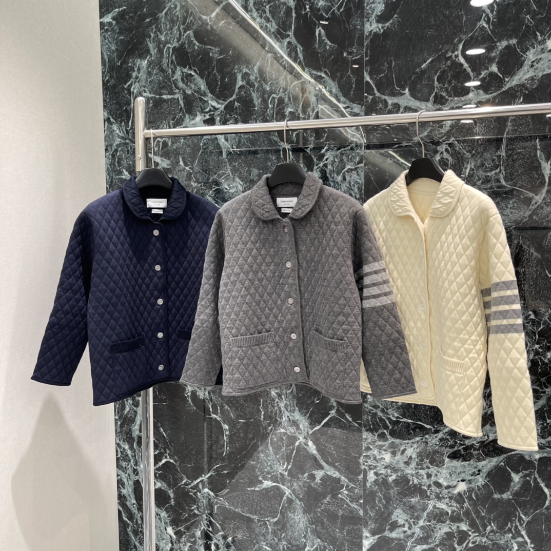 TB 25秋冬新款 菱格街缝提花外套 通体纹理菱格街缝提花精致大气 细节感满满 温柔中带点小复古 撞色拼