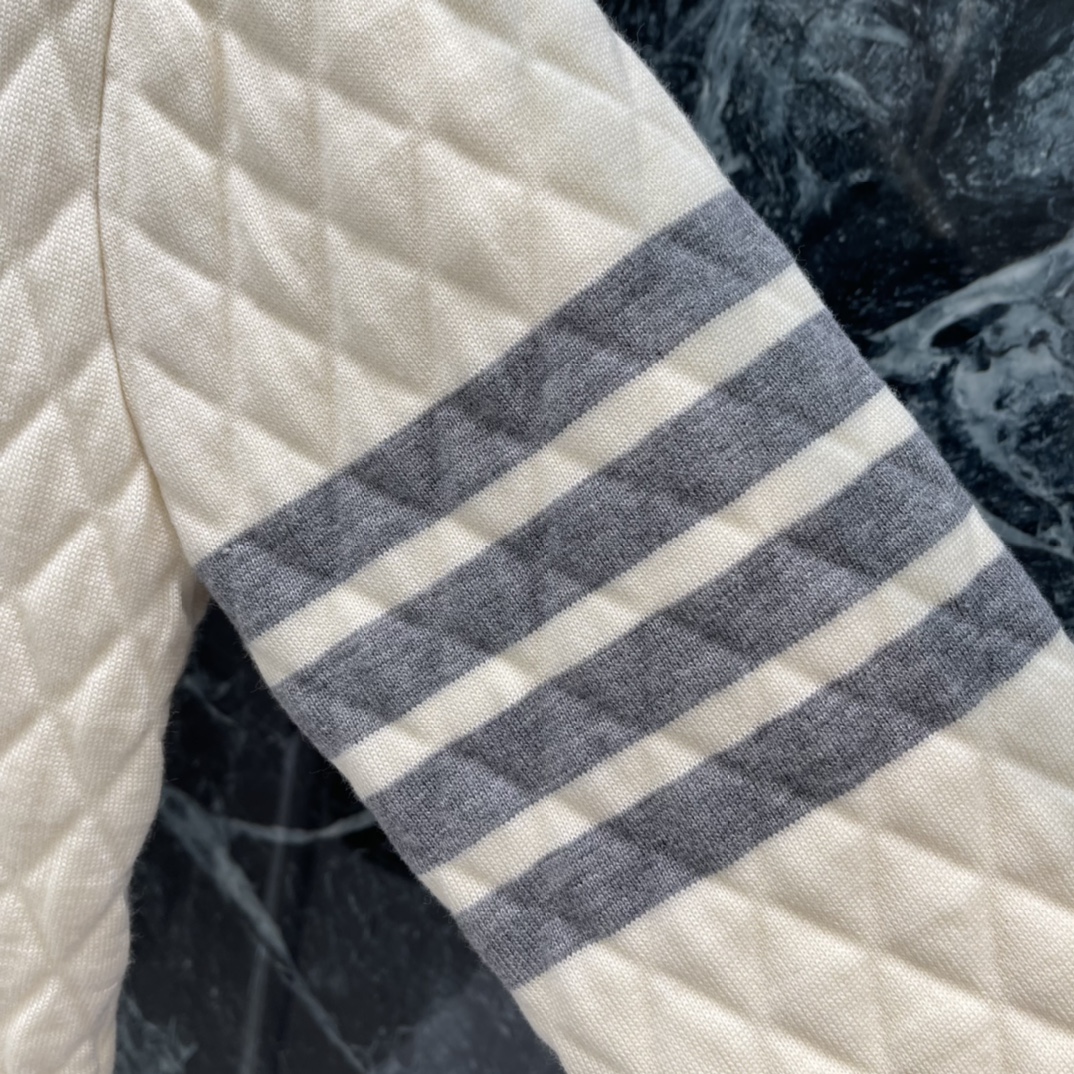 TB 25秋冬新款 菱格街缝提花外套 通体纹理菱格街缝提花精致大气 细节感满满 温柔中带点小复古 撞色拼